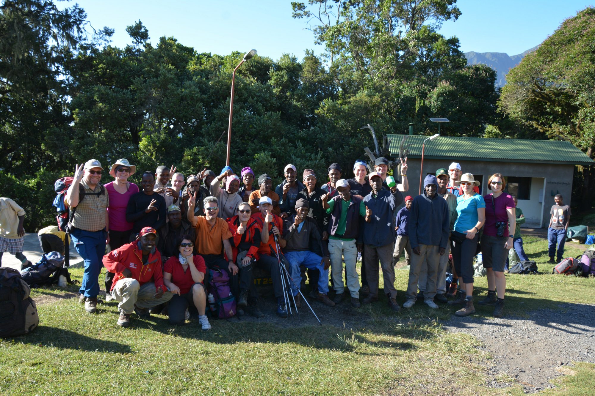 Gruppenbild Miriakamba Hütte am Mount Meru, Mount Meru Besteigung, Tour, Erfahrungsbericht, Afrika, Tansania, Bergtour