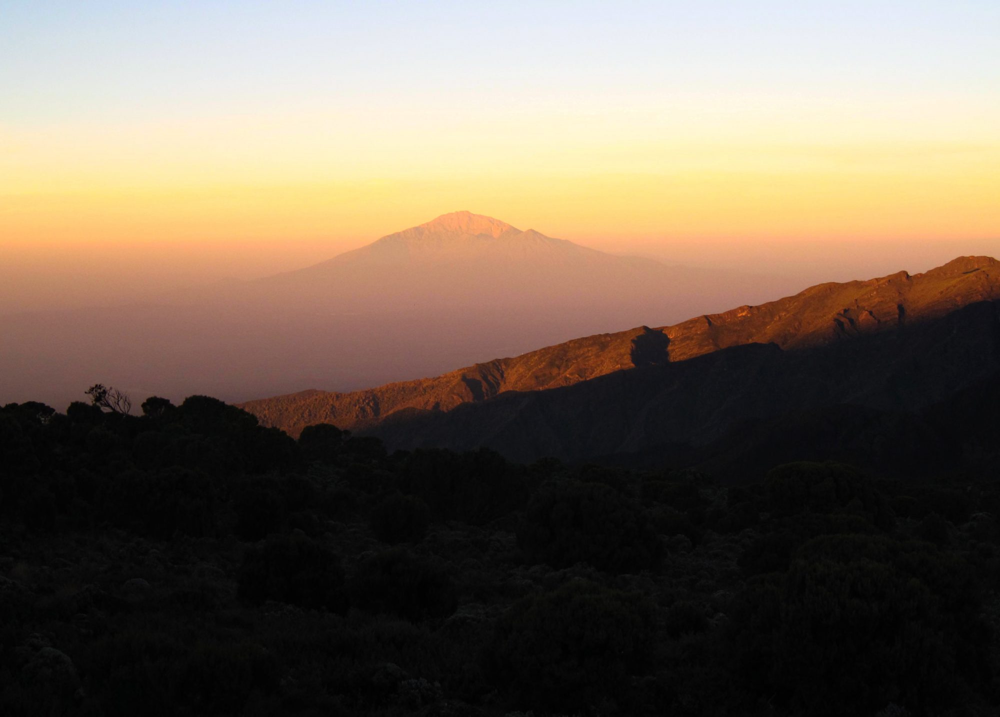 Sonnenaufgang am Shira Camp mit Blick auf Mount Meru, Kilimandscharo, Kilimandscharo besteigen, Tansania, Afrika, Kilimandscharo Tour, Erfahrungsbericht, Machame Route