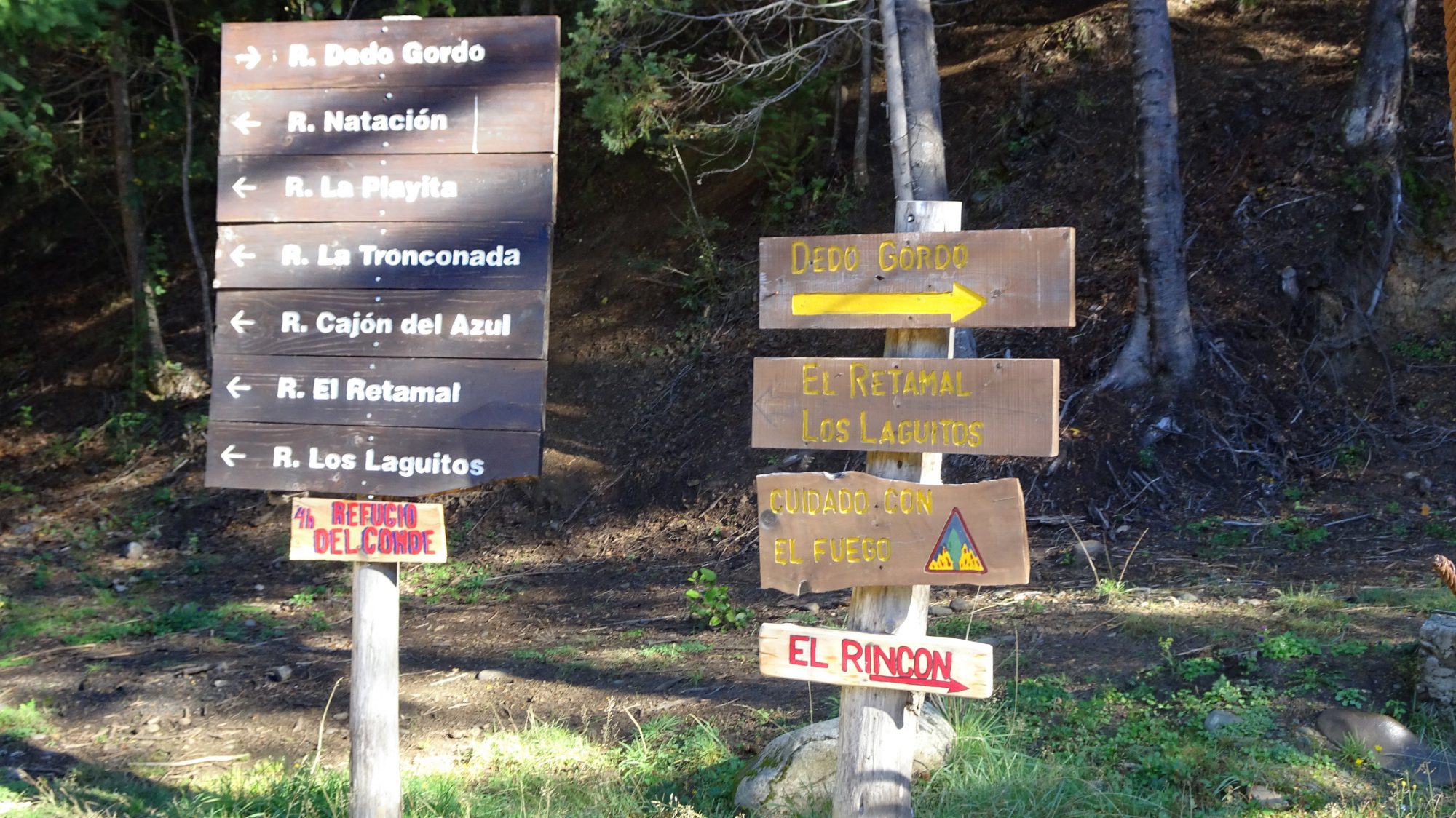 Fjella El Bolson Wanderung Patagonien Warton Dedo Gordo Encanto Blanco Wanderroute Wandern Wegweiser Warton