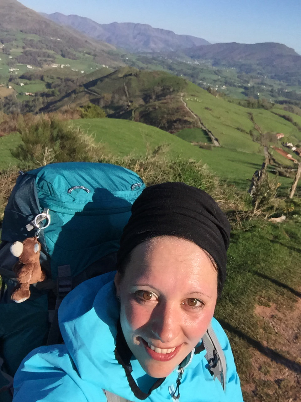 Bianca auf dem Ibaneta Pass, Camino Francés, Wandern, Wandertour, Pilgern, Jakobsweg, Pyrenäeen, Frankreich, Spanien