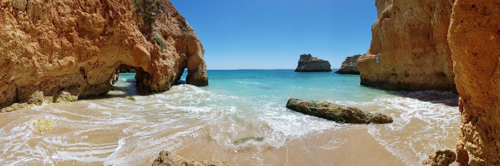 Praia dos Três Irmãos, Portugal