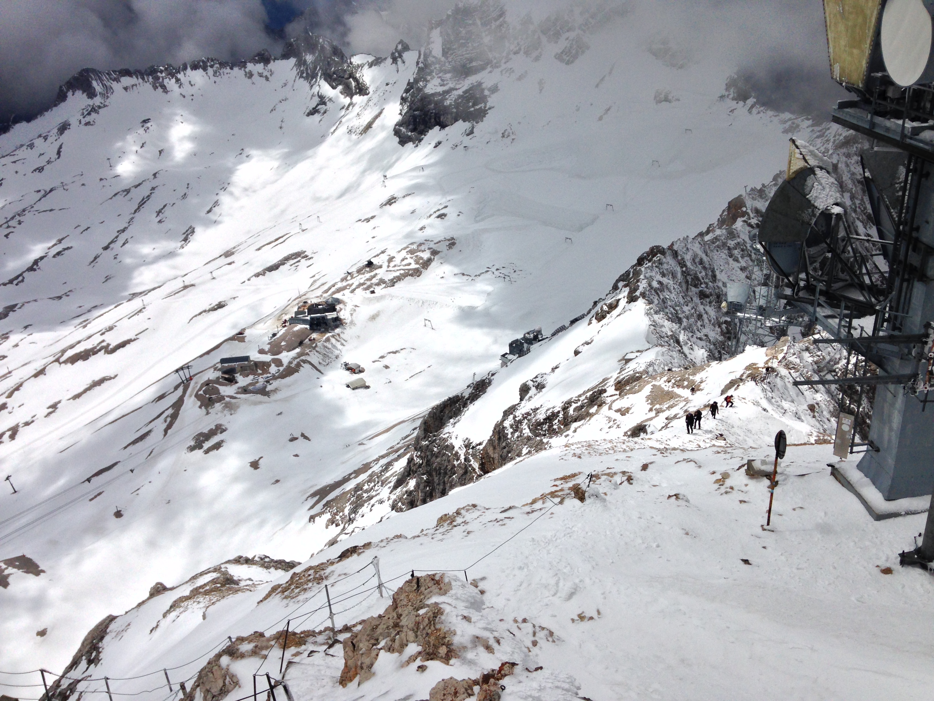 Schneebedeckter Aufstieg zum Gipfel, Durchs Reintal auf die Zugspitze Hüttentour Fjella