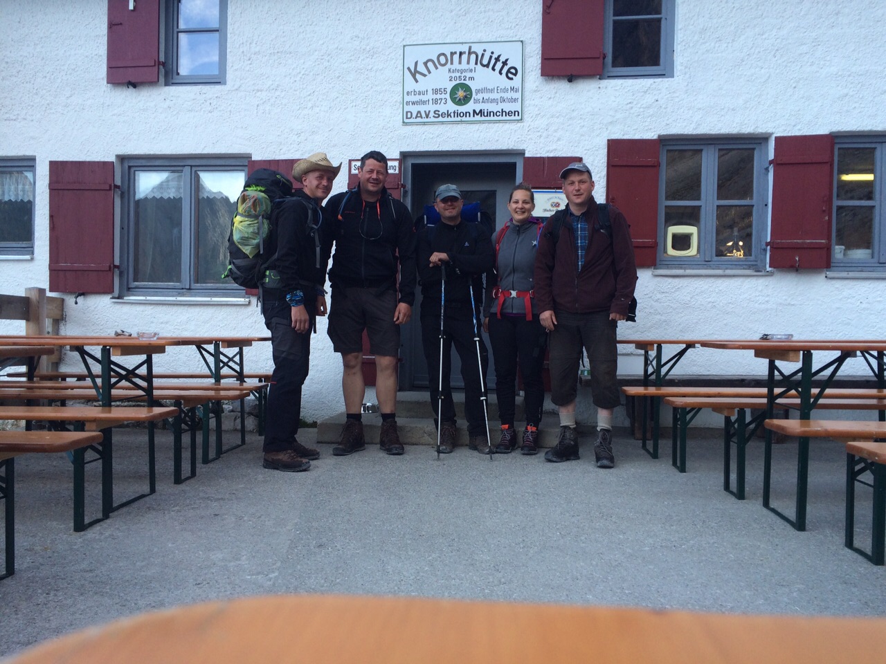 Meine vier Jungs und ich vor der Knorrhütte, Durchs Reintal auf die Zugspitze Hüttentour Fjella