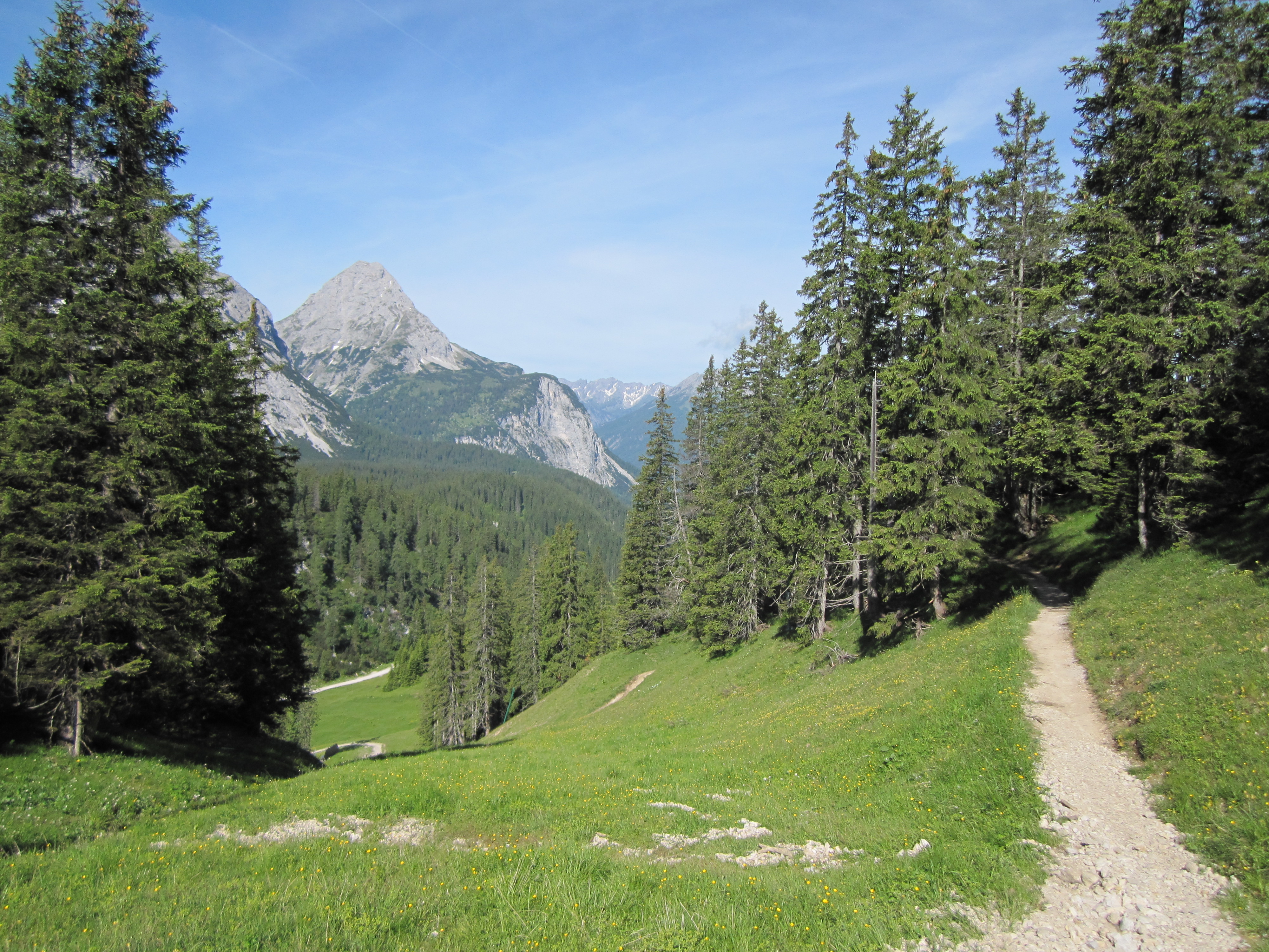 Auf dem Weg zur Ehrwalder Alm, Durchs Reintal auf die Zugspitze Hüttentour Fjella