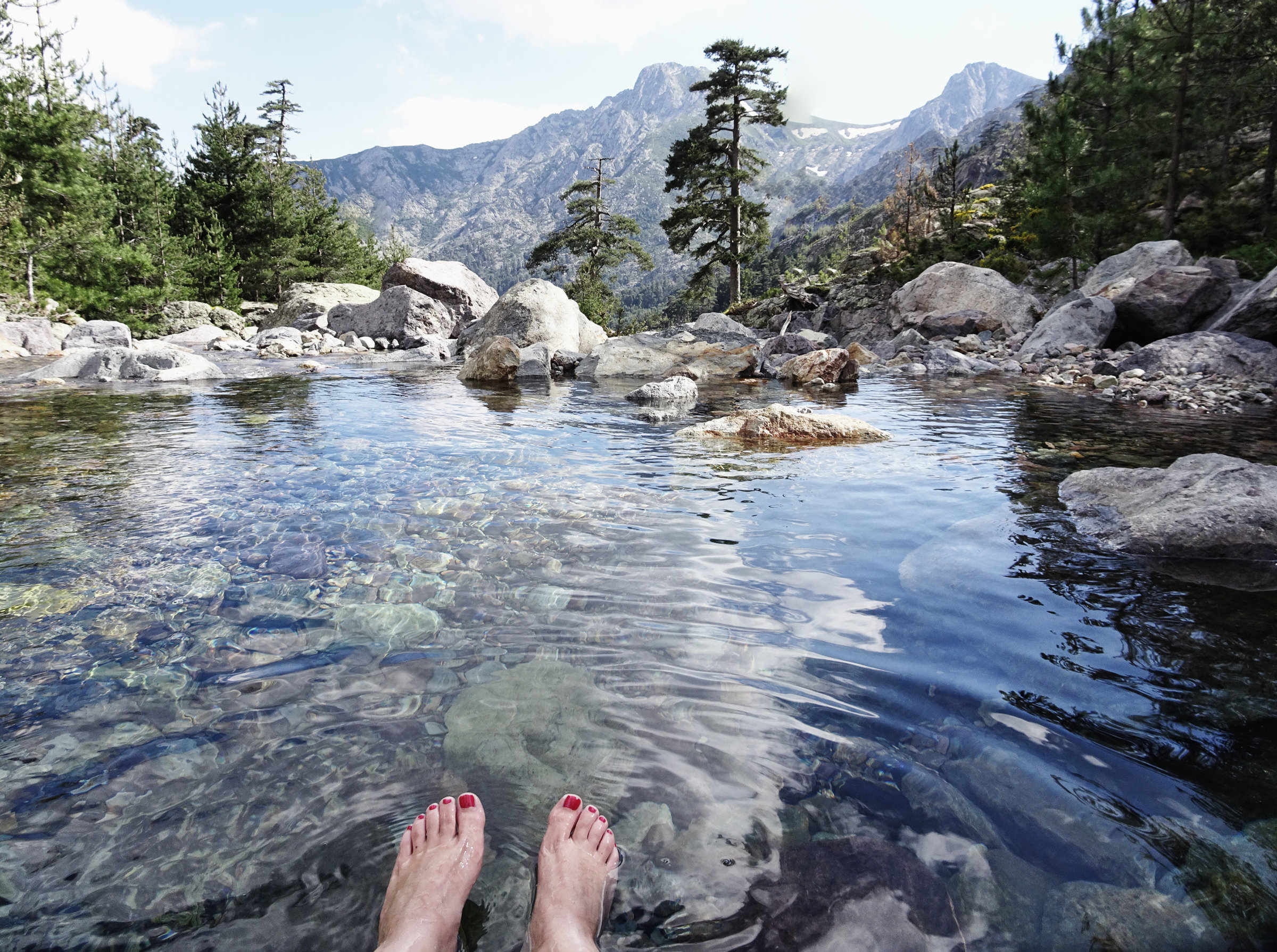 Badegumpen mit Blick bei der Bergerie Ballone, Korsika, GR20 Weitwanderweg, Wandern, Berge, Frankreich