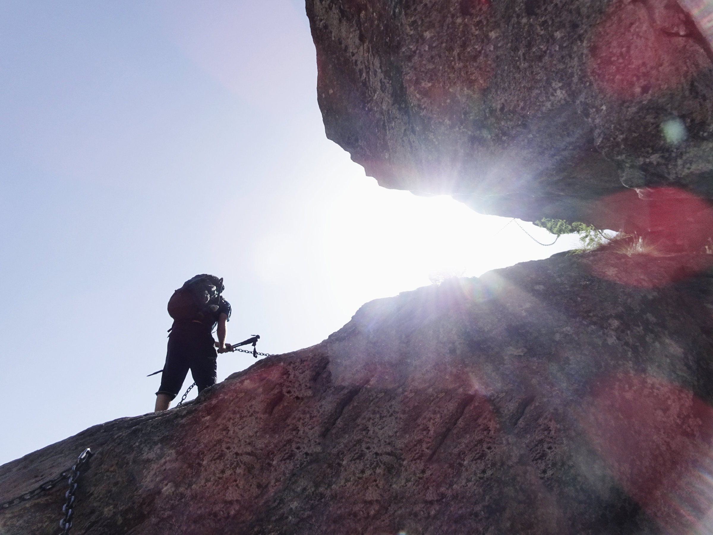Die erste kettenversicherte Stelle auf dem GR20, Korsika, GR20 Weitwanderweg, Wandern, Berge, Frankreich