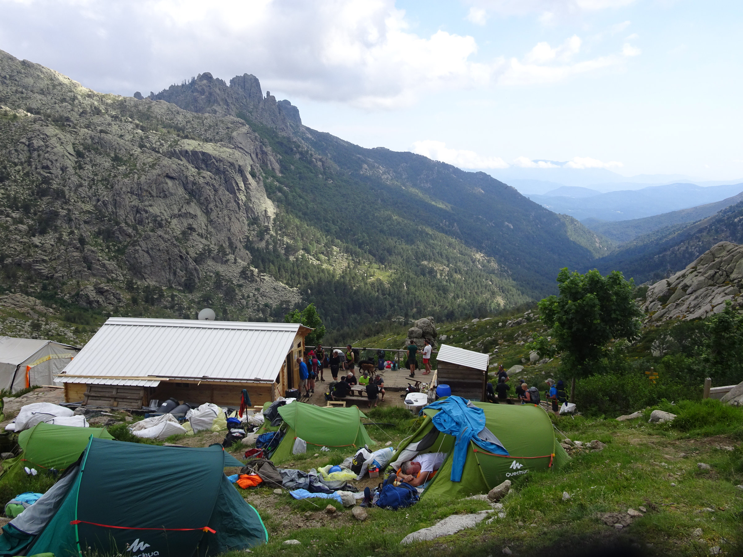 Refuge d'Asinau mit Blick auf die Aiguilles de Bavella, Korsika, GR20 Weitwanderweg, Wandern, Berge, Frankreich