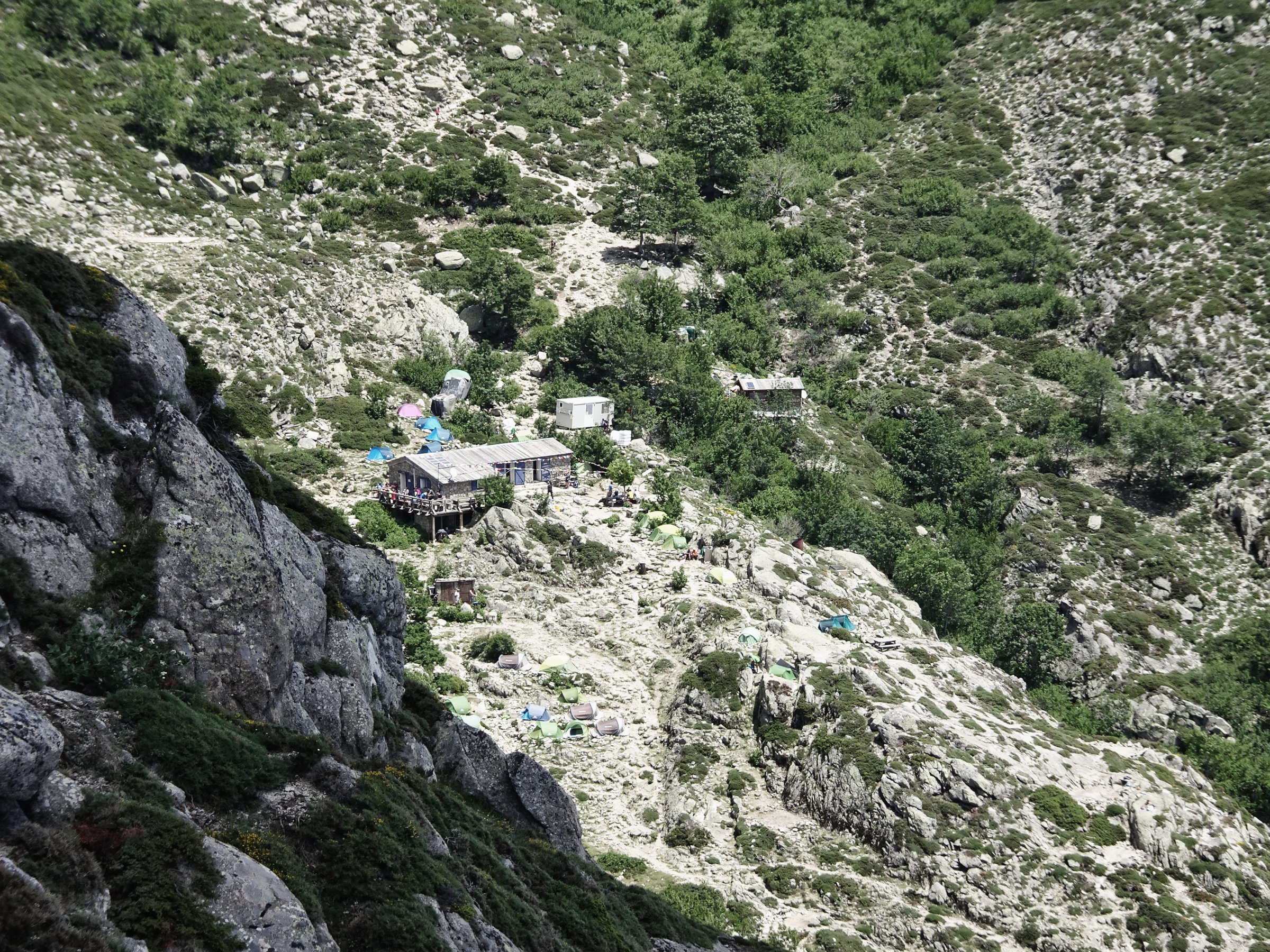 Das Refuge Usciolu in Sicht, Korsika, GR20 Weitwanderweg, Wandern, Berge, Frankreich