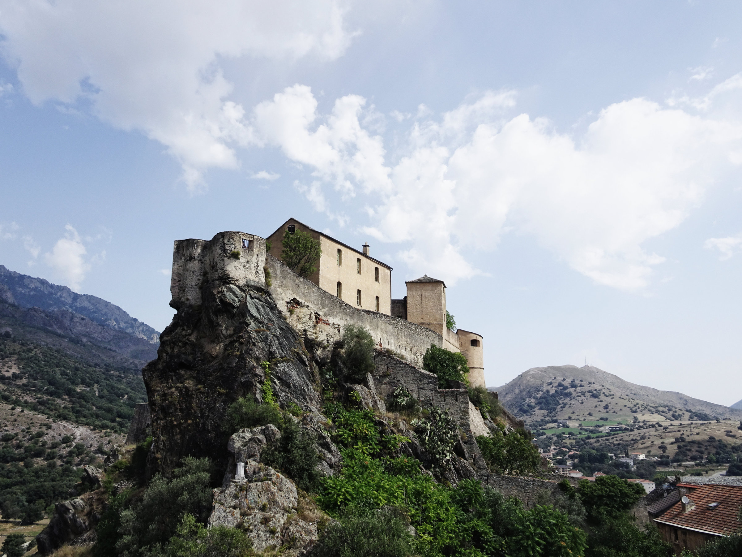 Die majestätische Zitadelle von Corte, Korsika, Frankreich
