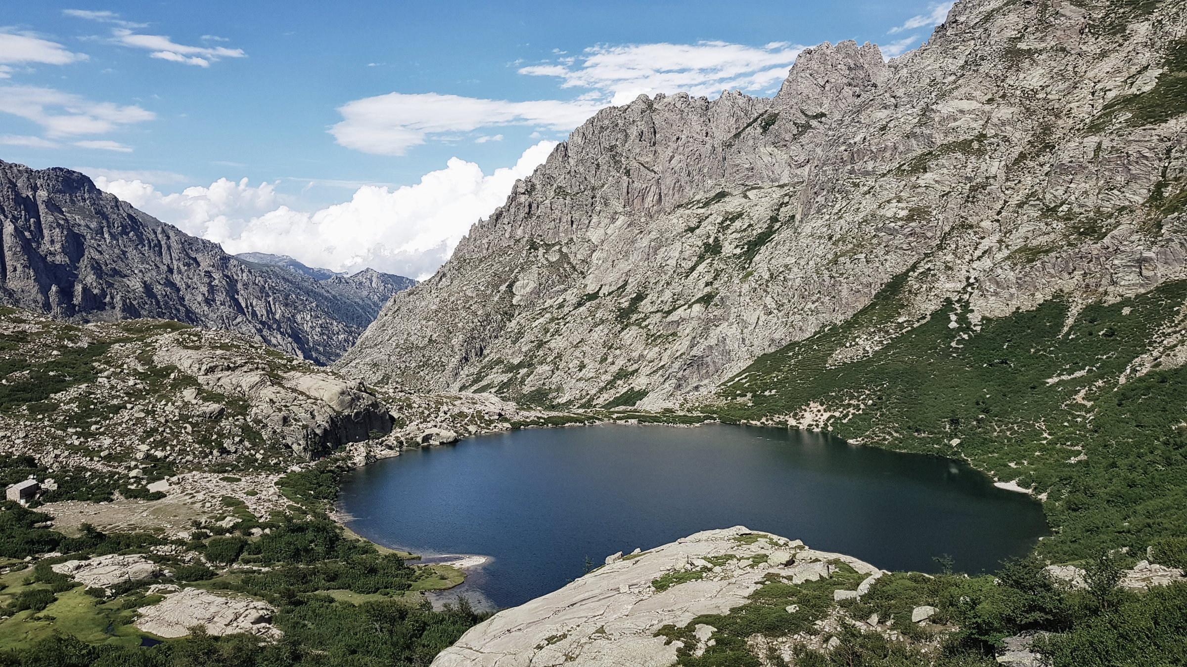 Der Melo See - beliebtes Ziel von Tagesauflüglern im Restonica Tal, Korsika, GR20 Weitwanderweg, Wandern, Berge, Frankreich