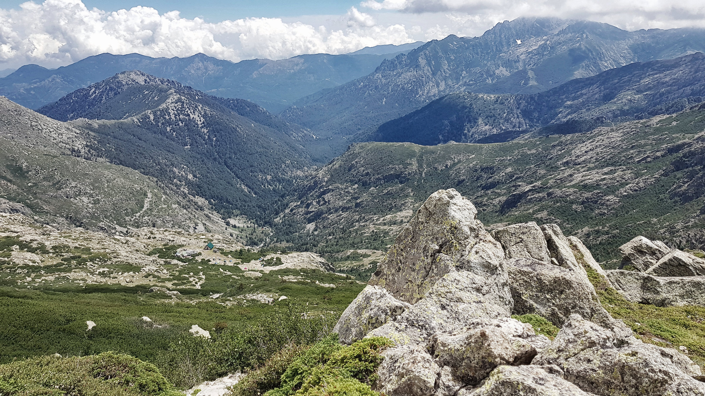 Blick zurück, könnt ihr das Refuge Petra Piana noch erkennen? Korsika, GR20 Weitwanderweg, Wandern, Berge, Frankreich