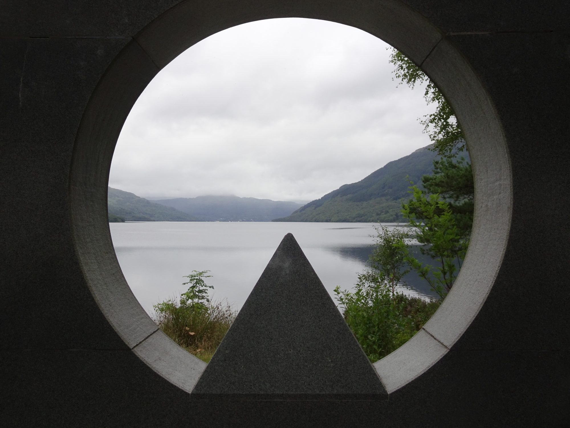 Kriegsdenkmal mit Blick auf den Loch Lomond, West Highland Way, Schottland, Wanderung, Weitwandern, Trekking, Highlands