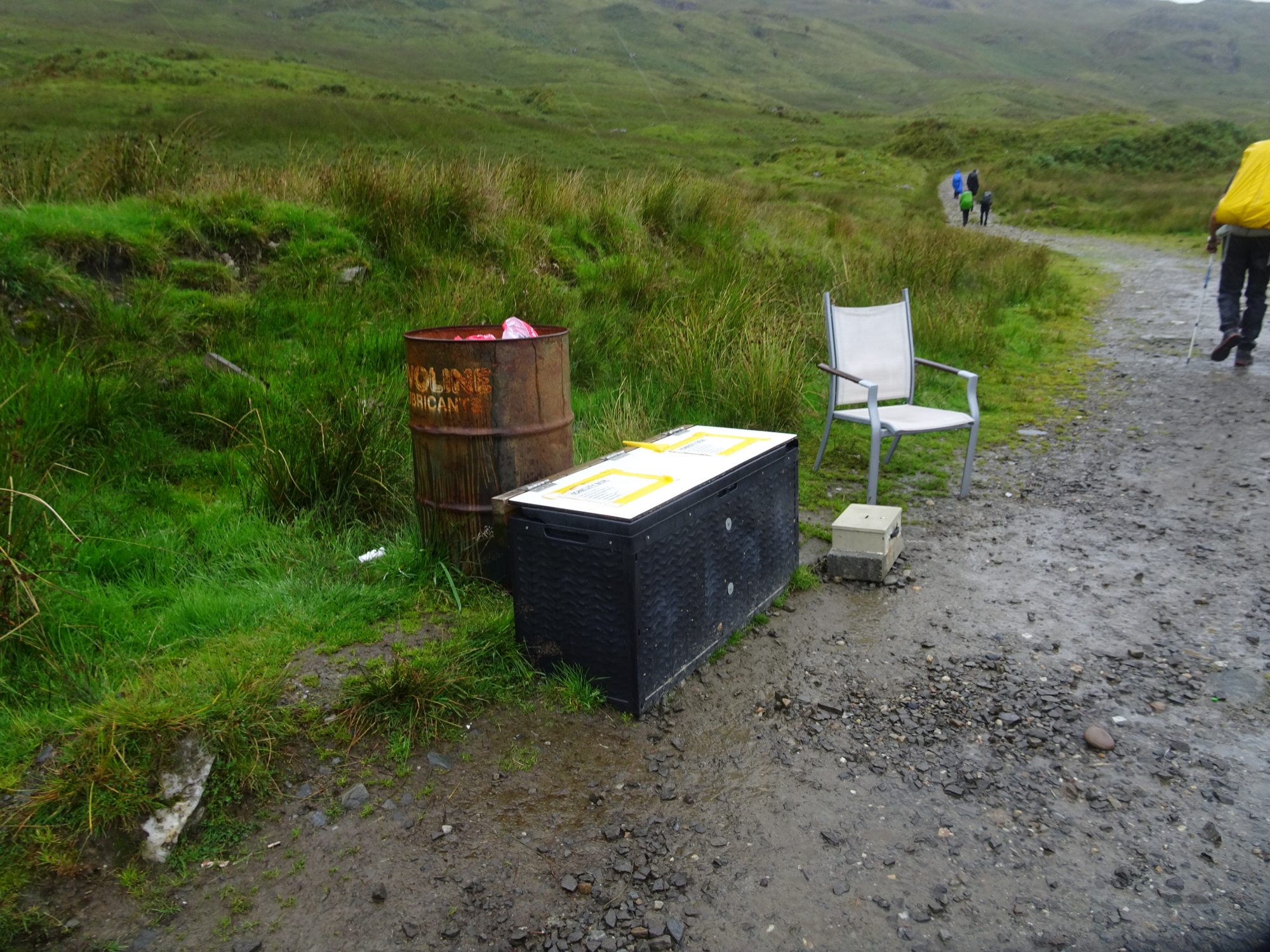 Trail Magic! Ein Stuhl und eine Kiste voller Getränke und Snacks, West Highland Way, Schottland, Wanderung, Weitwandern, Trekking, Highlands