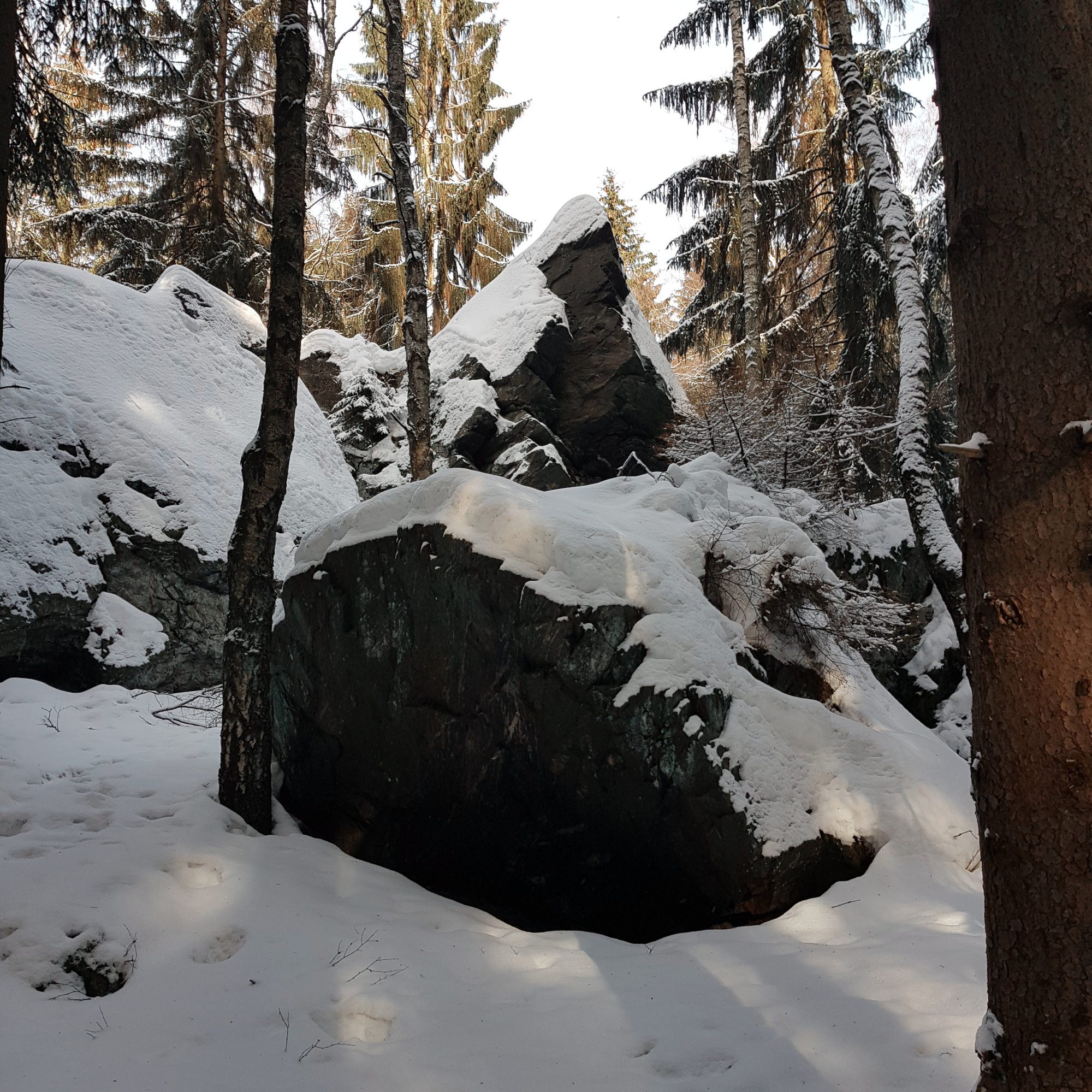 Der schwarze Stein. Winterwandern im Vogtland, Felsenweg, Grünbach