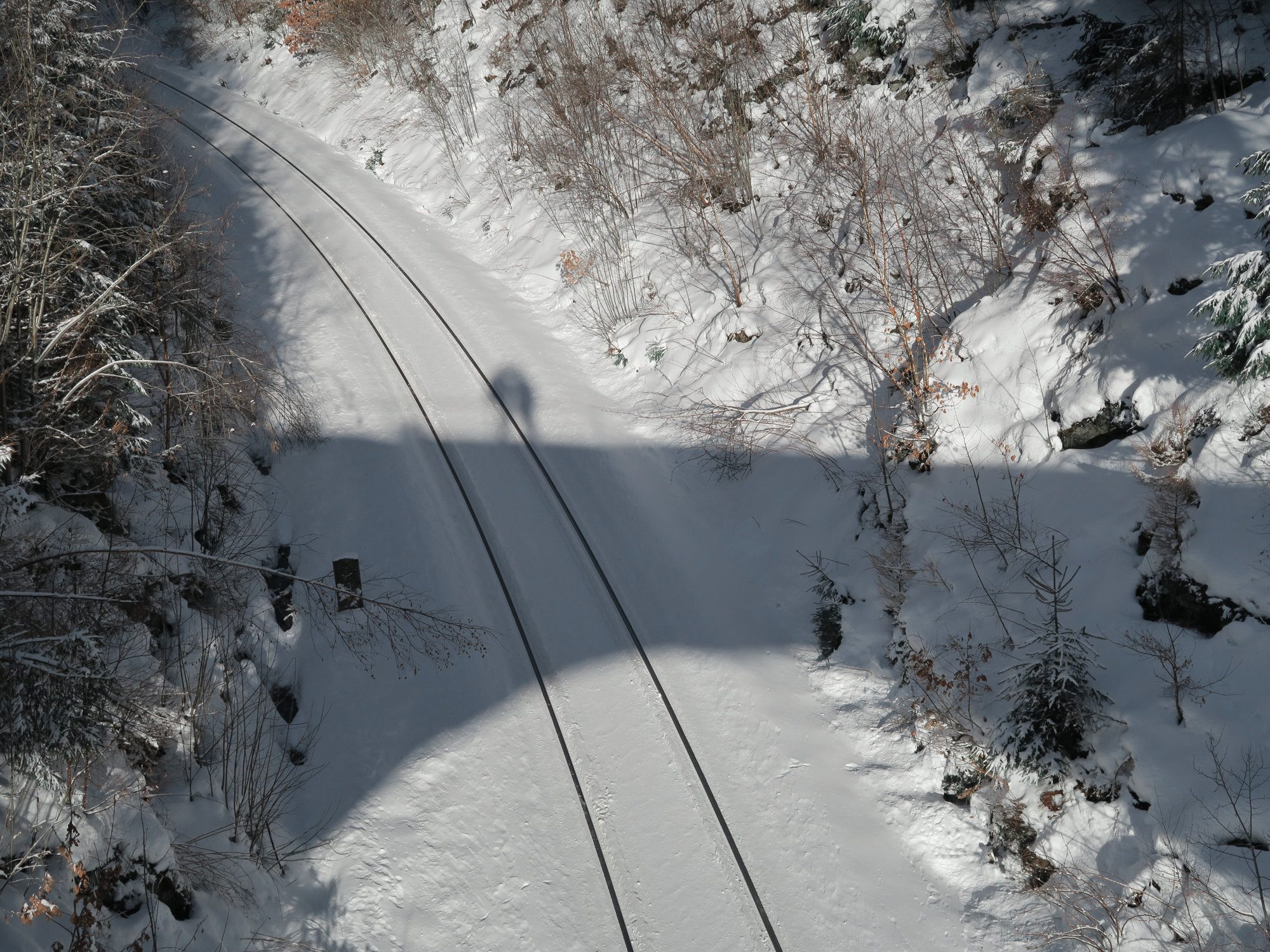 Bahngleise. Winterwandern im Vogtland, Felsenweg, Grünbach