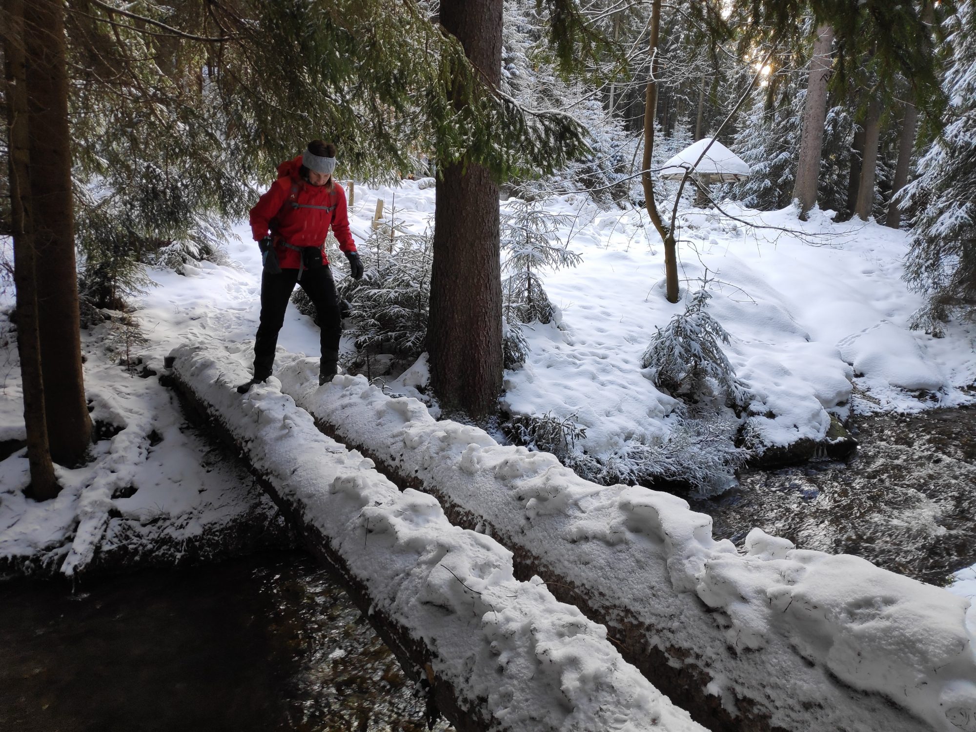 Flußüberquerung beim Winterwandern im Vogtland, Felsenweg, Grünbach