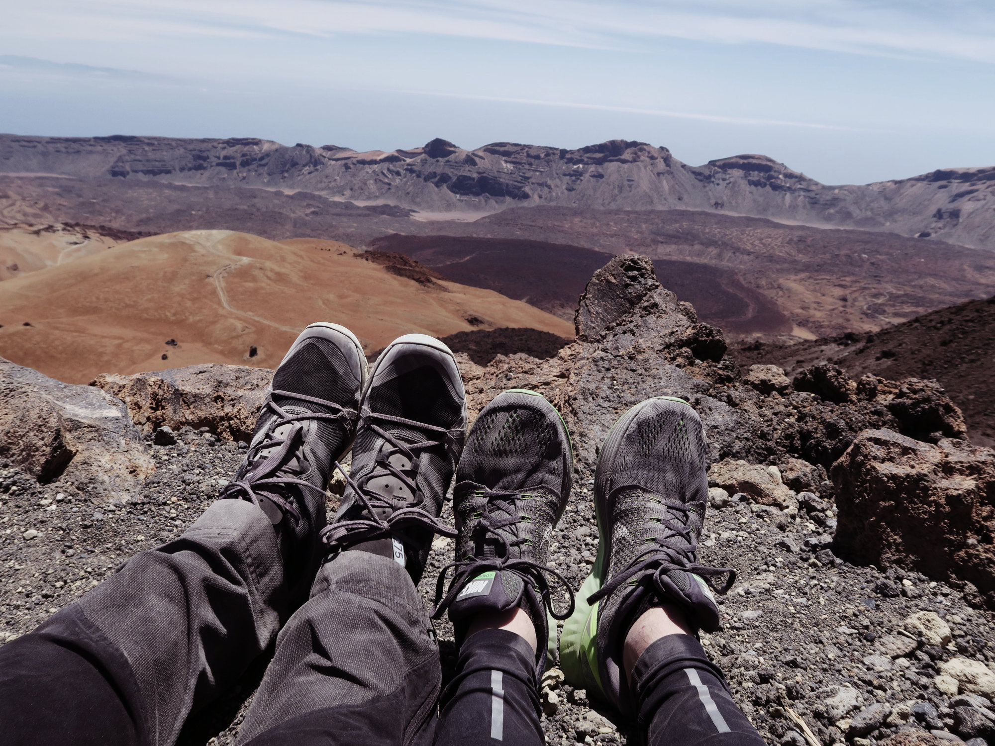 Pause beim Wandern auf den Teide Gipfel, Teneriffa, Teide Überschreitung