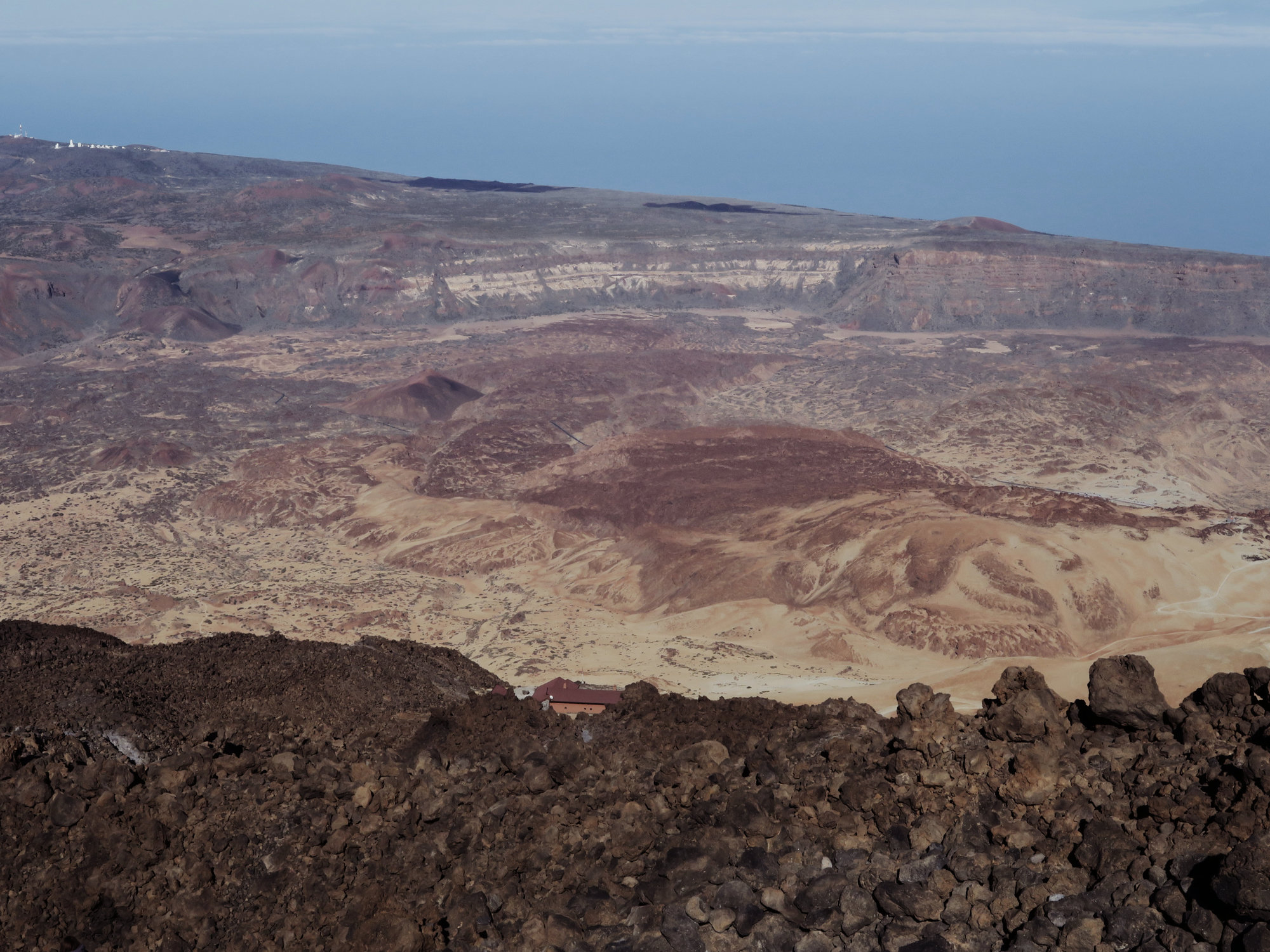 Von hier oben sieht man den Caldera Krater in all seiner Dimension. Und die kleine Altavista Hütte, Teide, Teneriffa