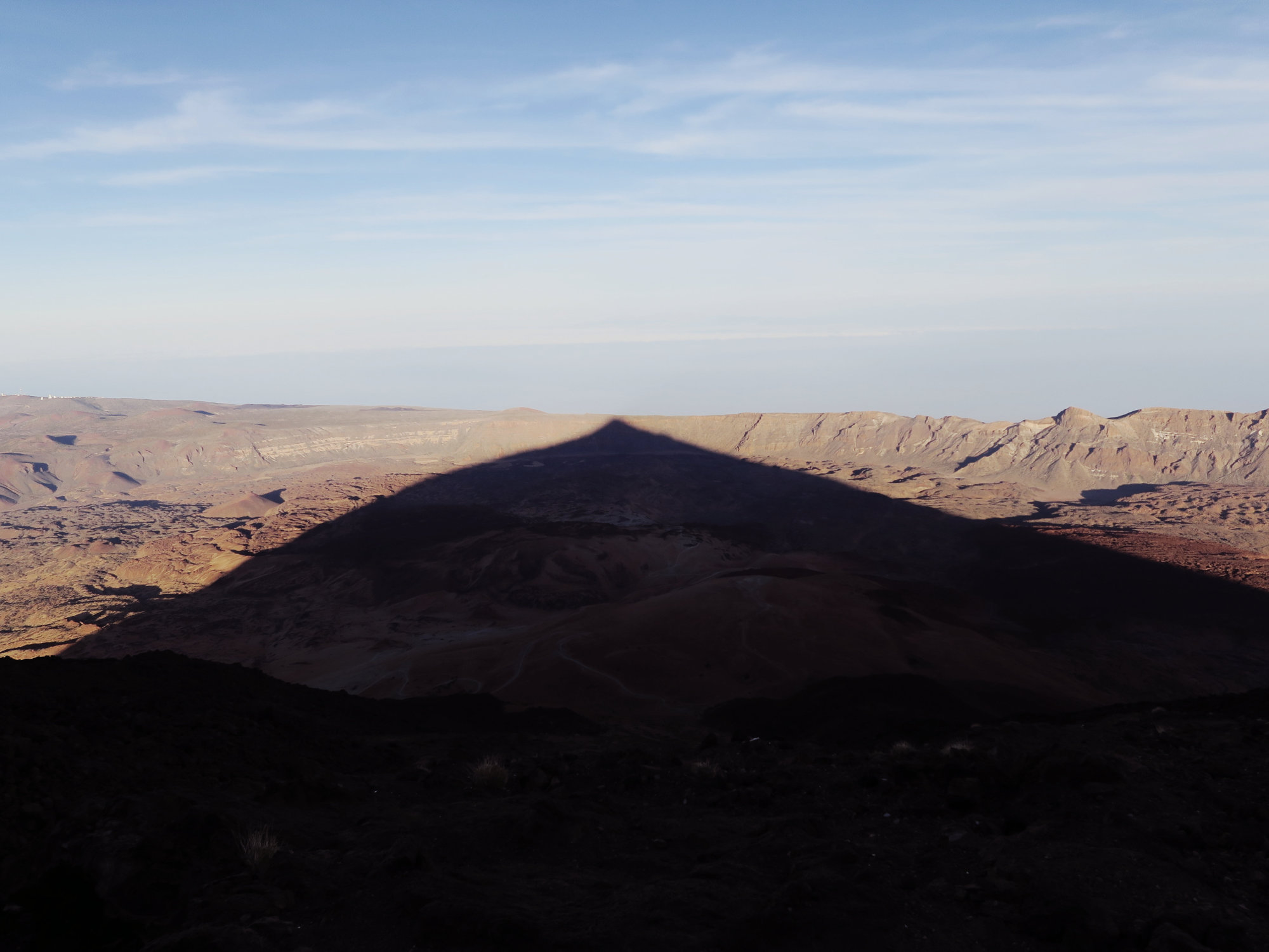 Sonnenuntergang am Teide: Der Schatten ragt bereits bis an den Caldera Rand