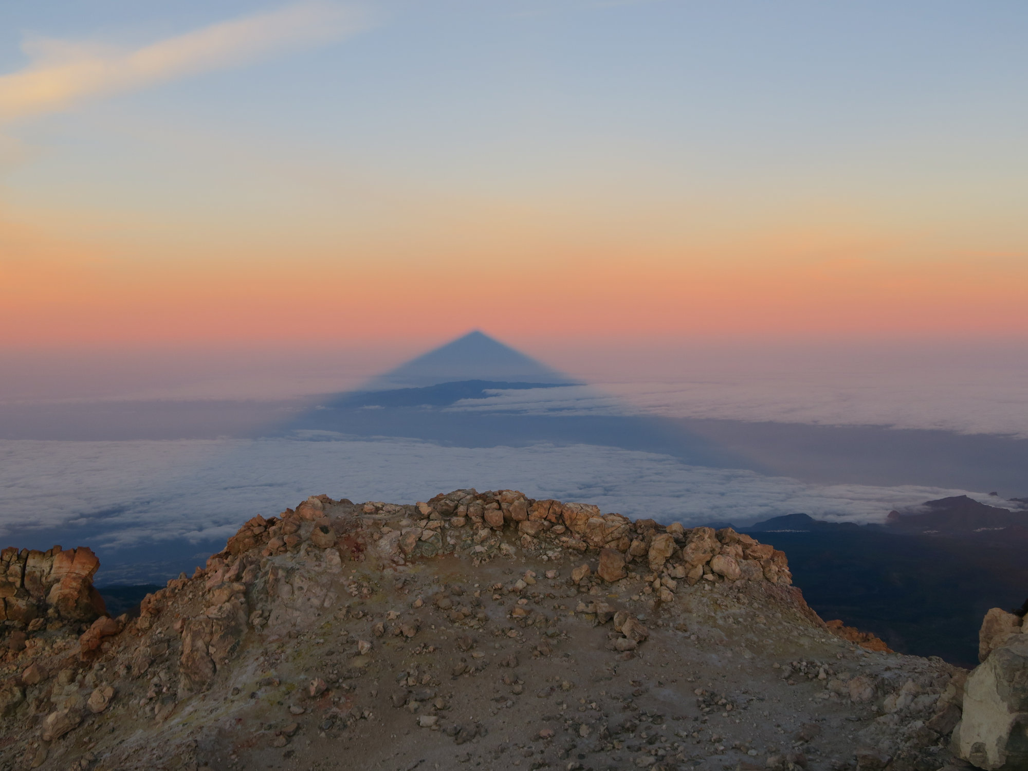 Der beeindruckende Teide-Schattenwurf vom Sonnenaufgang auf dem Pico del Teide