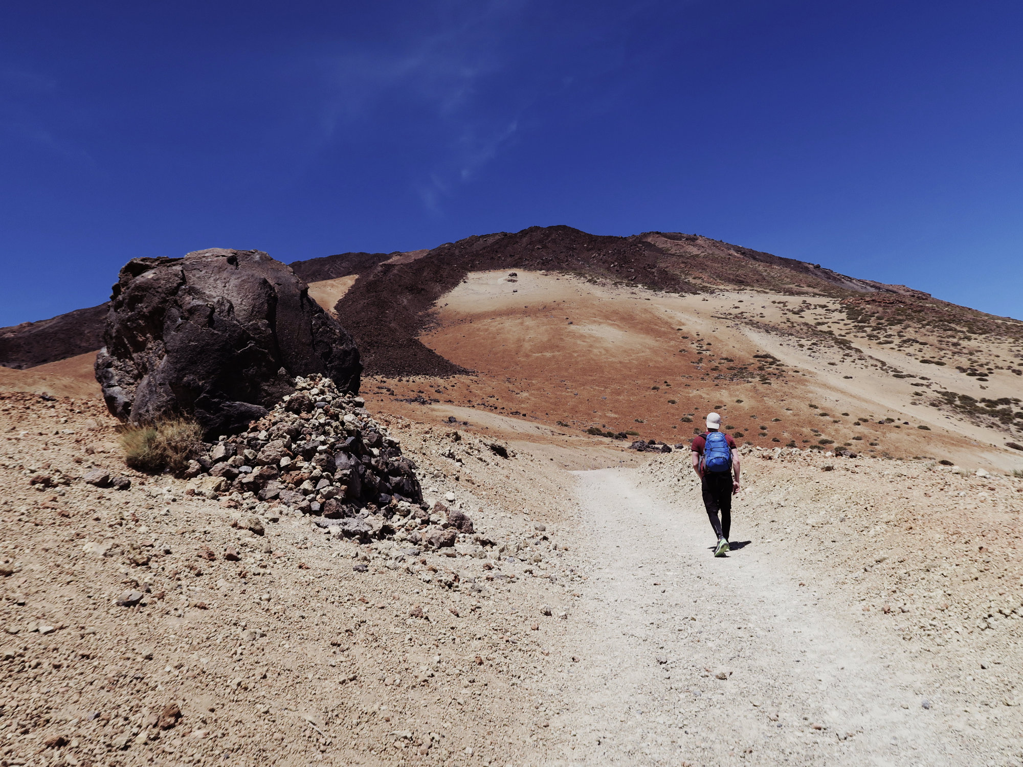 Der Wanderweg führt an den Huevos vorbei, den Lavakugeln, Teide Wanderung