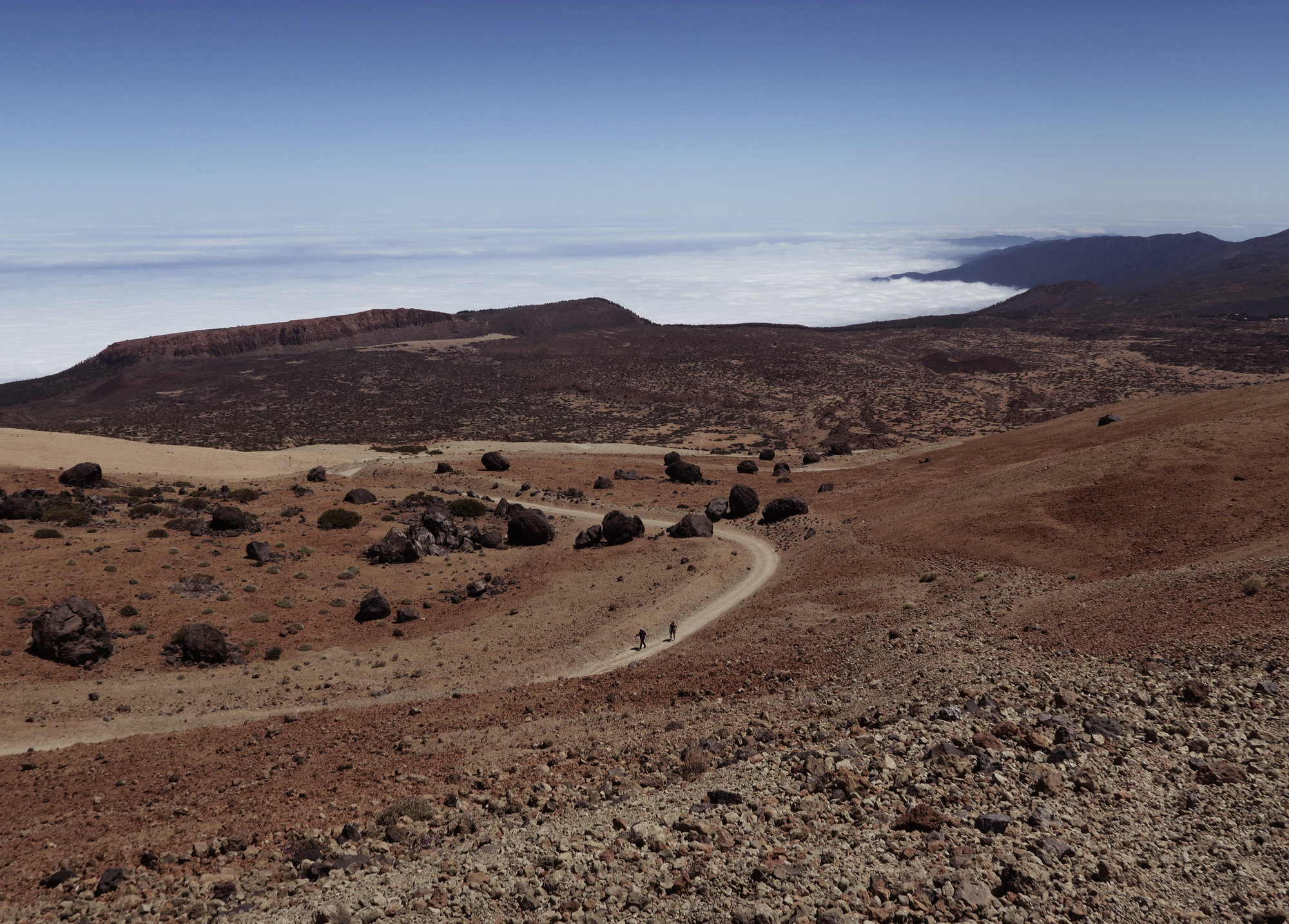 Blick zurück auf unseren Wanderung, die Lavakugeln und die Fortalezza