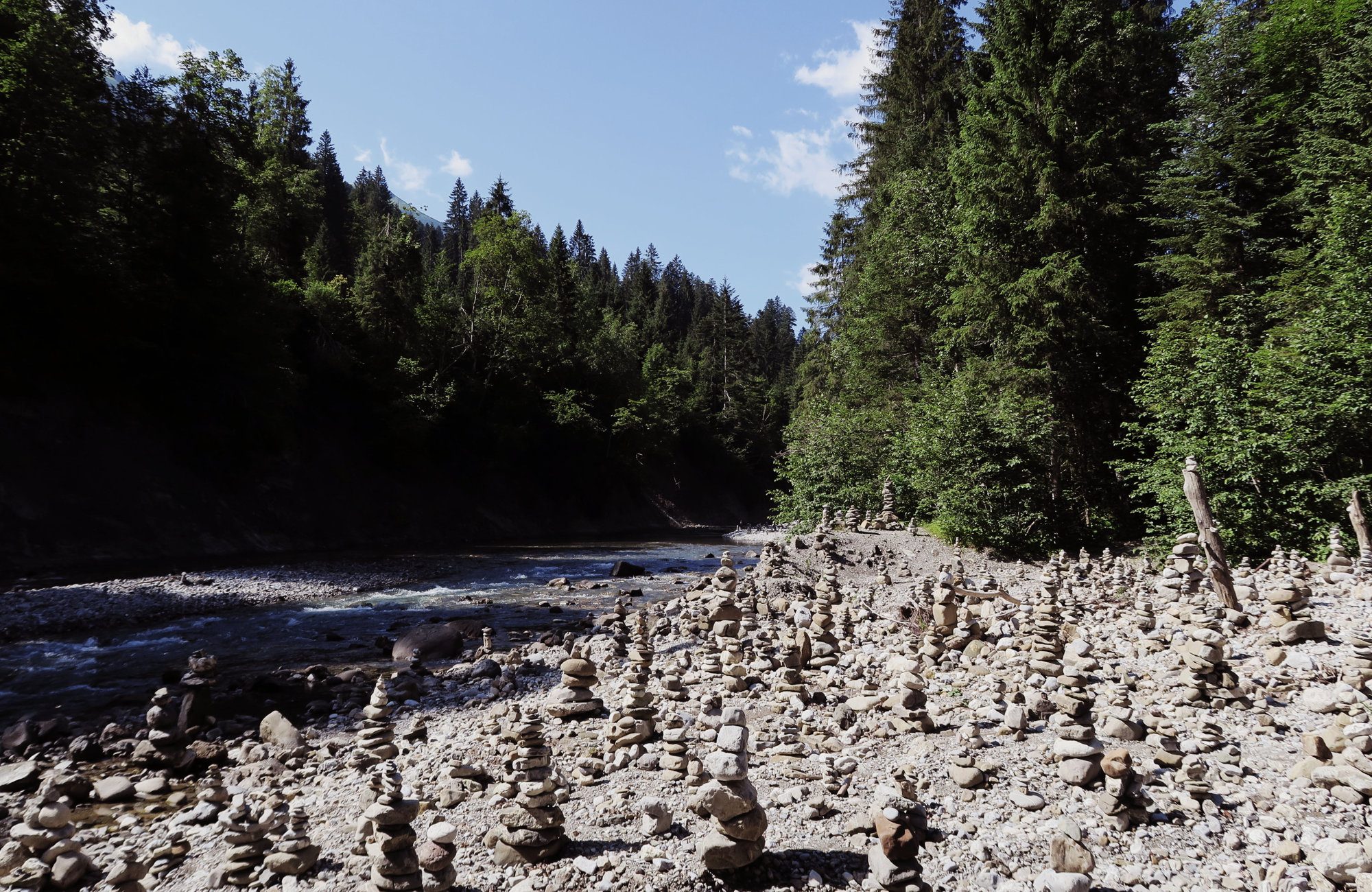 Steinpyramiden Strand an der Breitach Kleinwalsertal