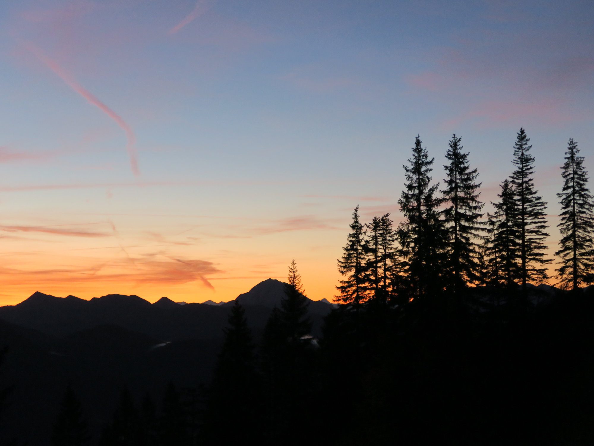 Sonnenaufgang über den Bergen bei der Herbstwanderung Brauneck Fjella