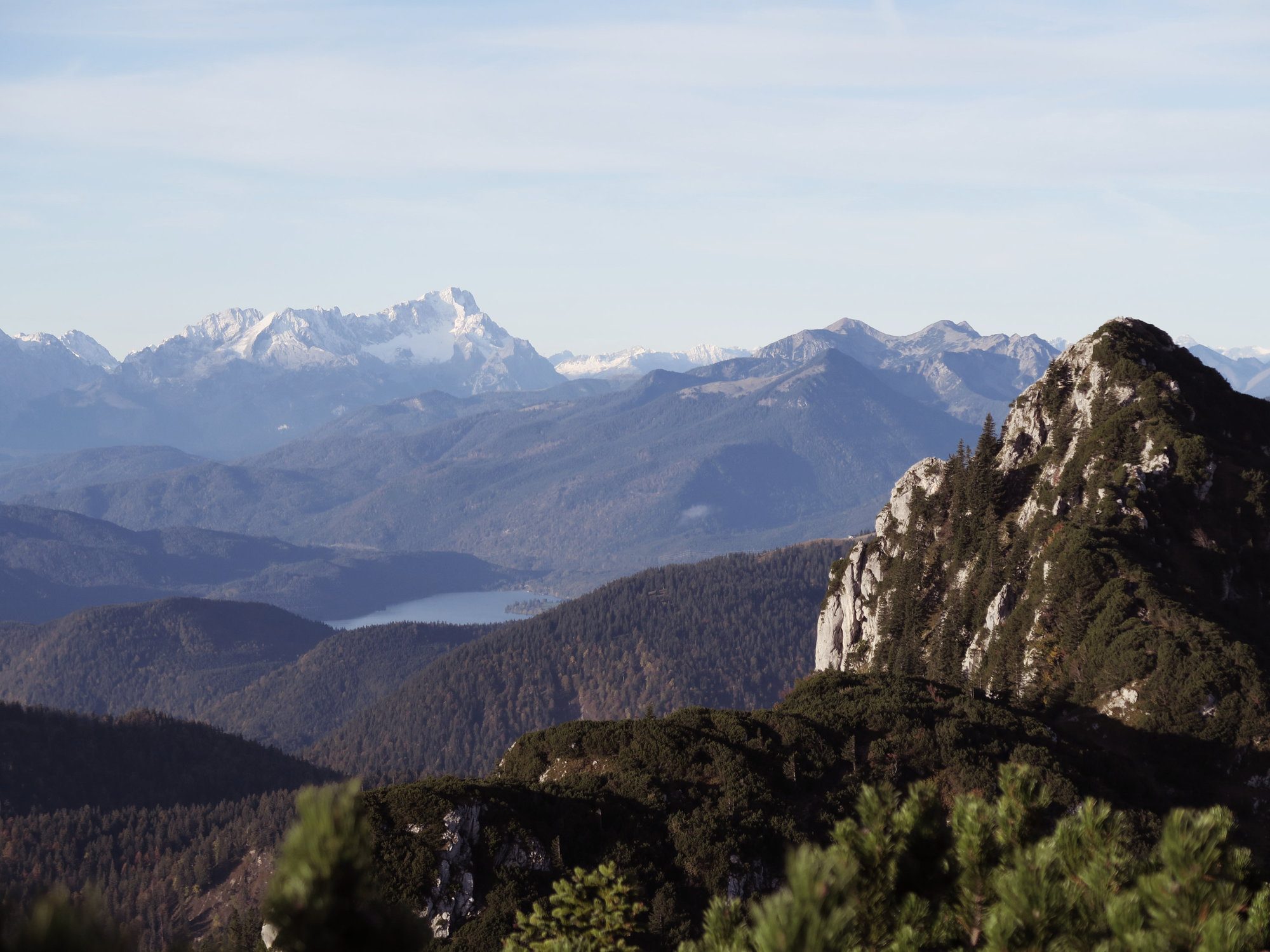 Blick vom Latschenkopf zum Walchensee und Karwendelgebirge