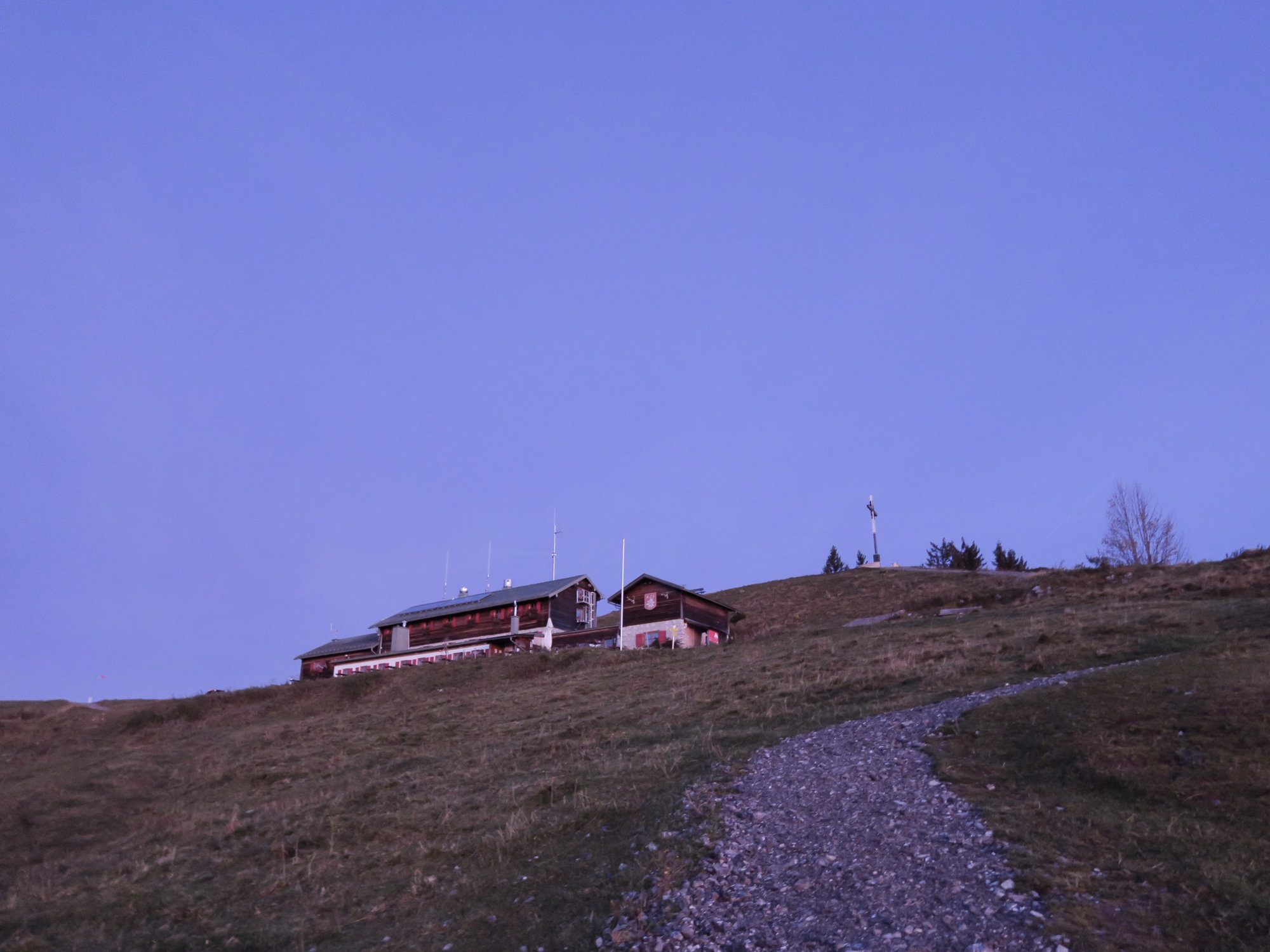 Gipfelglück am Brauneck Gipfelkreuz - Herbstwanderung Brauneck FJELLA