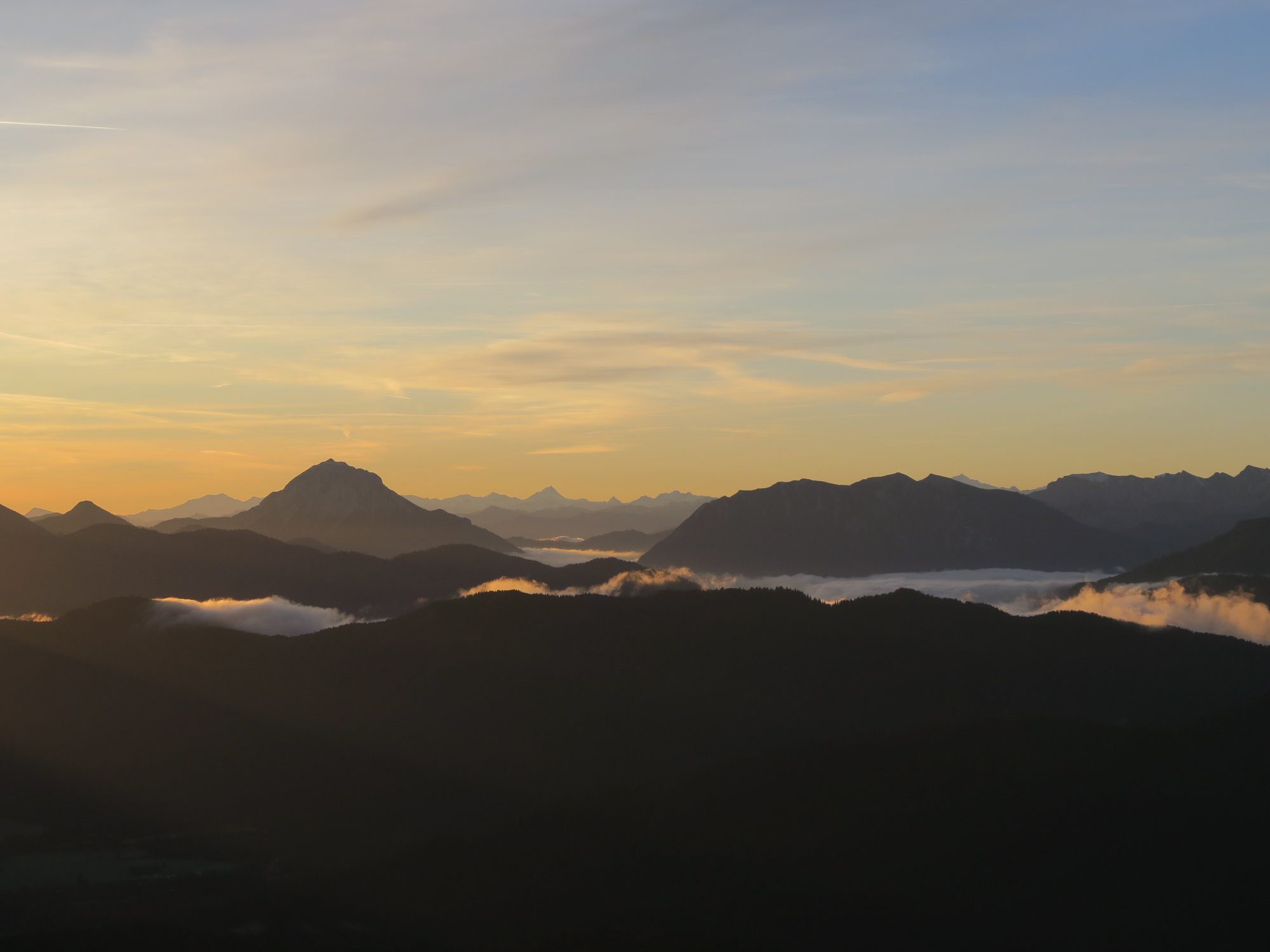 Sonnenaufgang über den Bergen bei der Herbstwanderung Brauneck Fjella