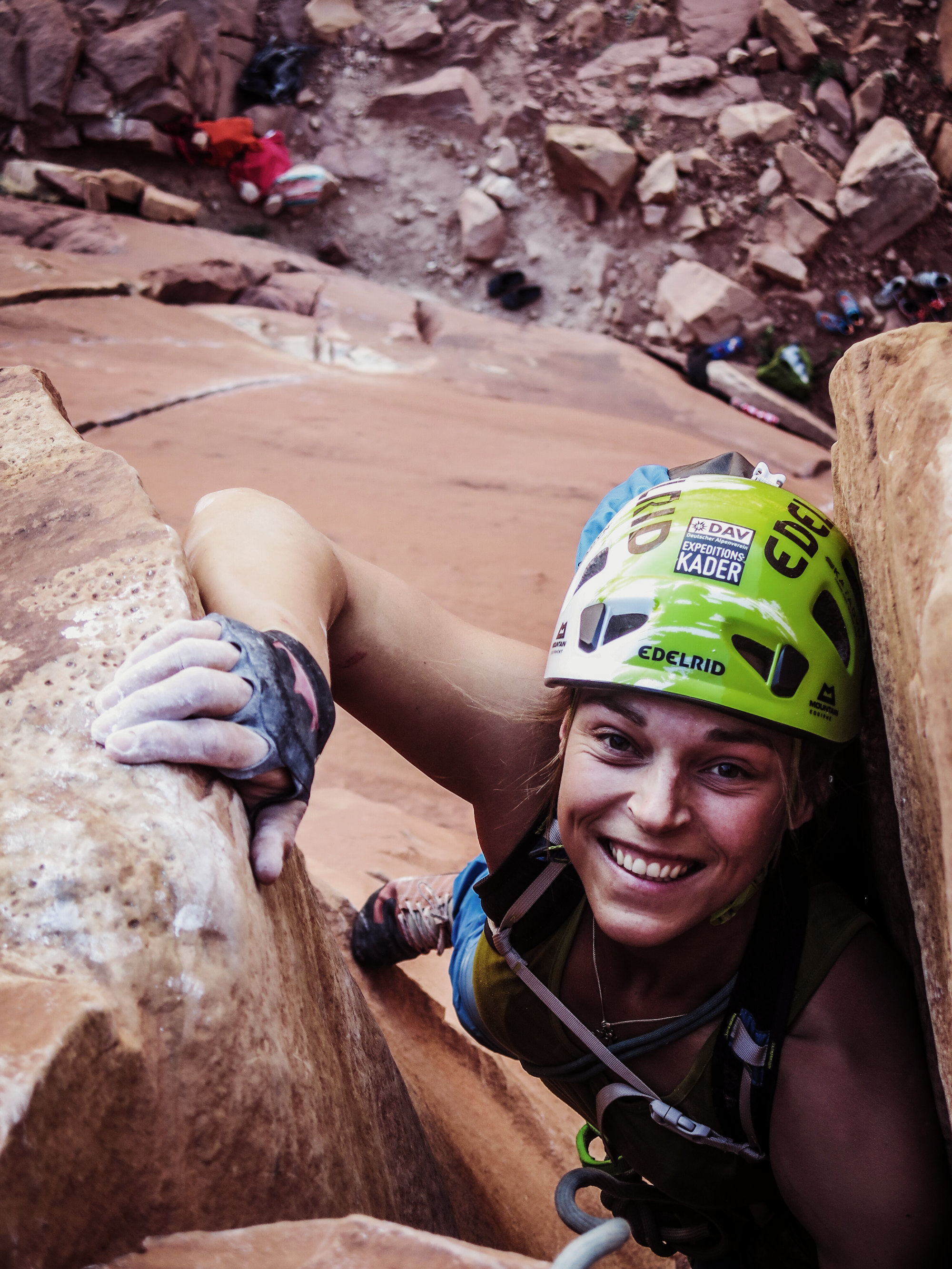 Veronika Hofmann beim Klettern im Indian Creek Klettergebiet in den USA