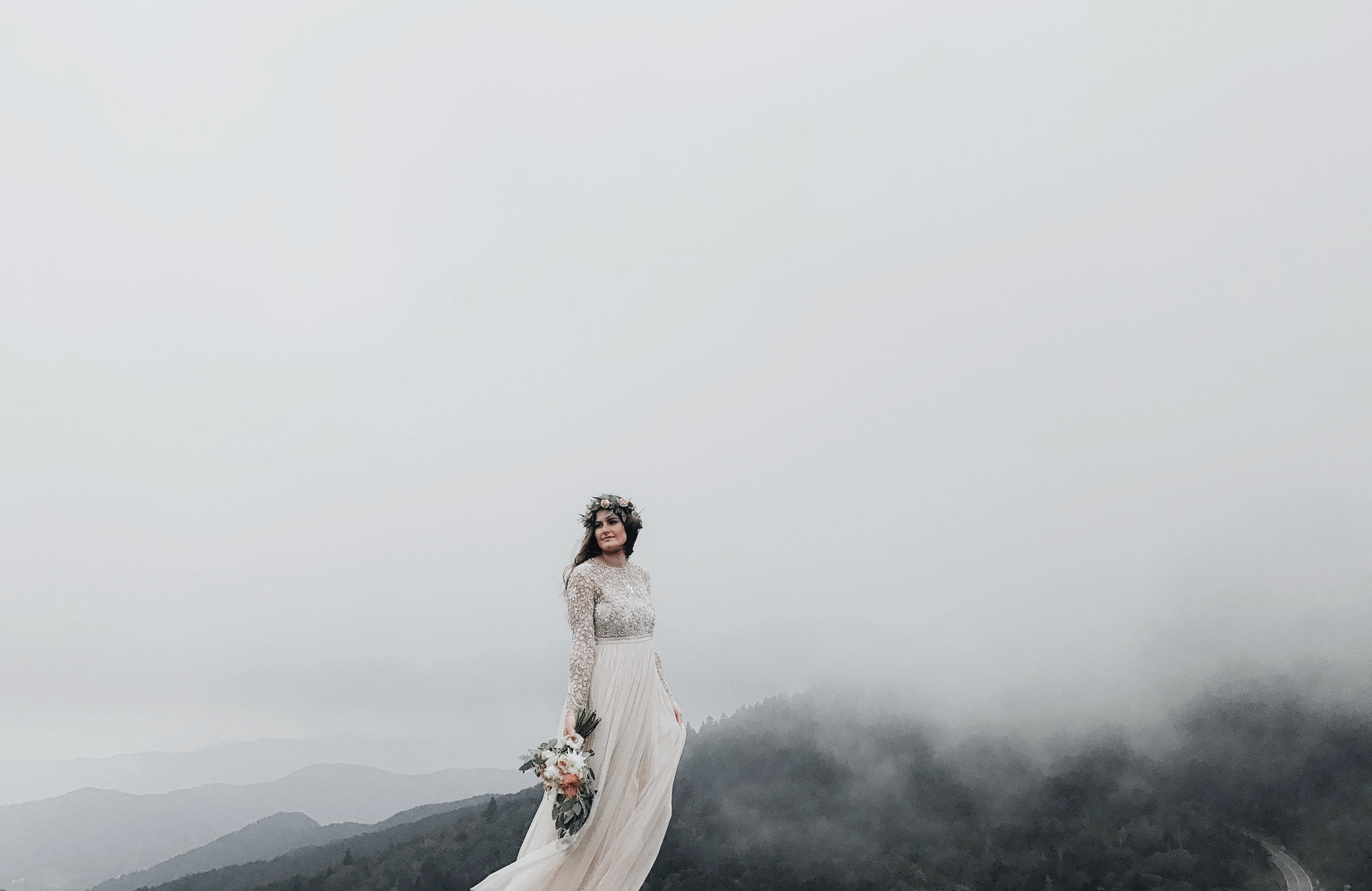 Braut bei Nebel in den Bergen, Heiraten in den Bergen, Standesamtlich Heiraten in den Bergen, Almhochzeit, Hochzeit in den Bergen