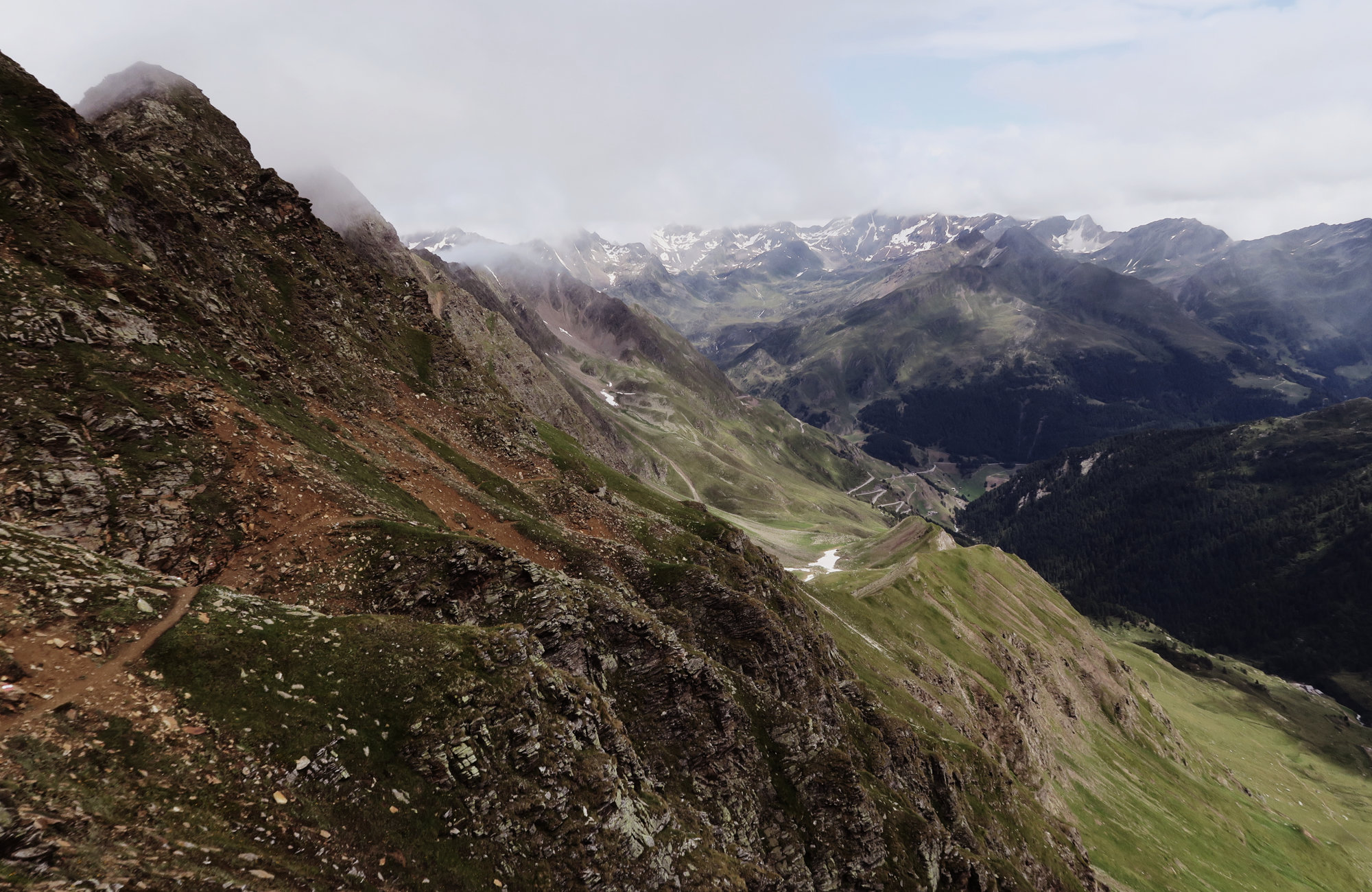 Abstieg vom Königsjoch zur Oberglanegg Alm, Wanderung Königsjoch, Obergurgl nach Südtirol, Bergwandern Ötztal, Wandertour Ötztal, Stubaier Alpen, Tirol