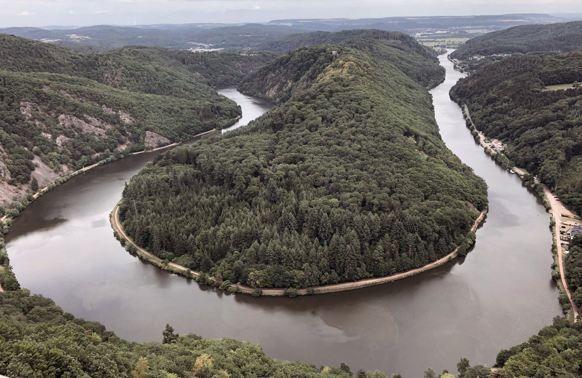 Wandern im Saarland: Blick auf die Saarschleife (Photo by Milivoj Simeonovski on Unsplash)