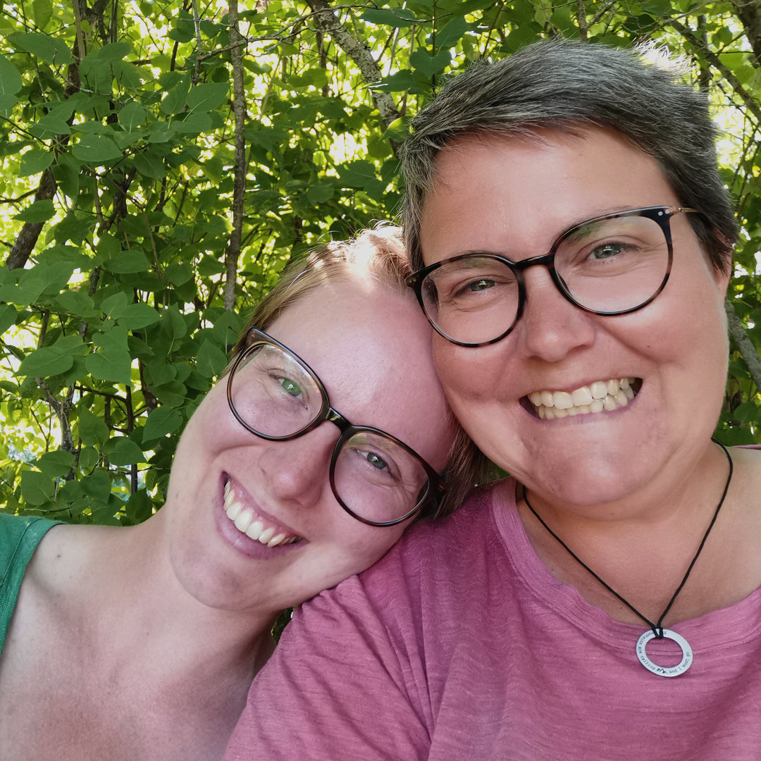 The Mountains are Calling Kette Little Red Hiking Rucksack Bearbeitet Quadratisch The Mountains are Calling Kette Little Red Hiking Rucksack