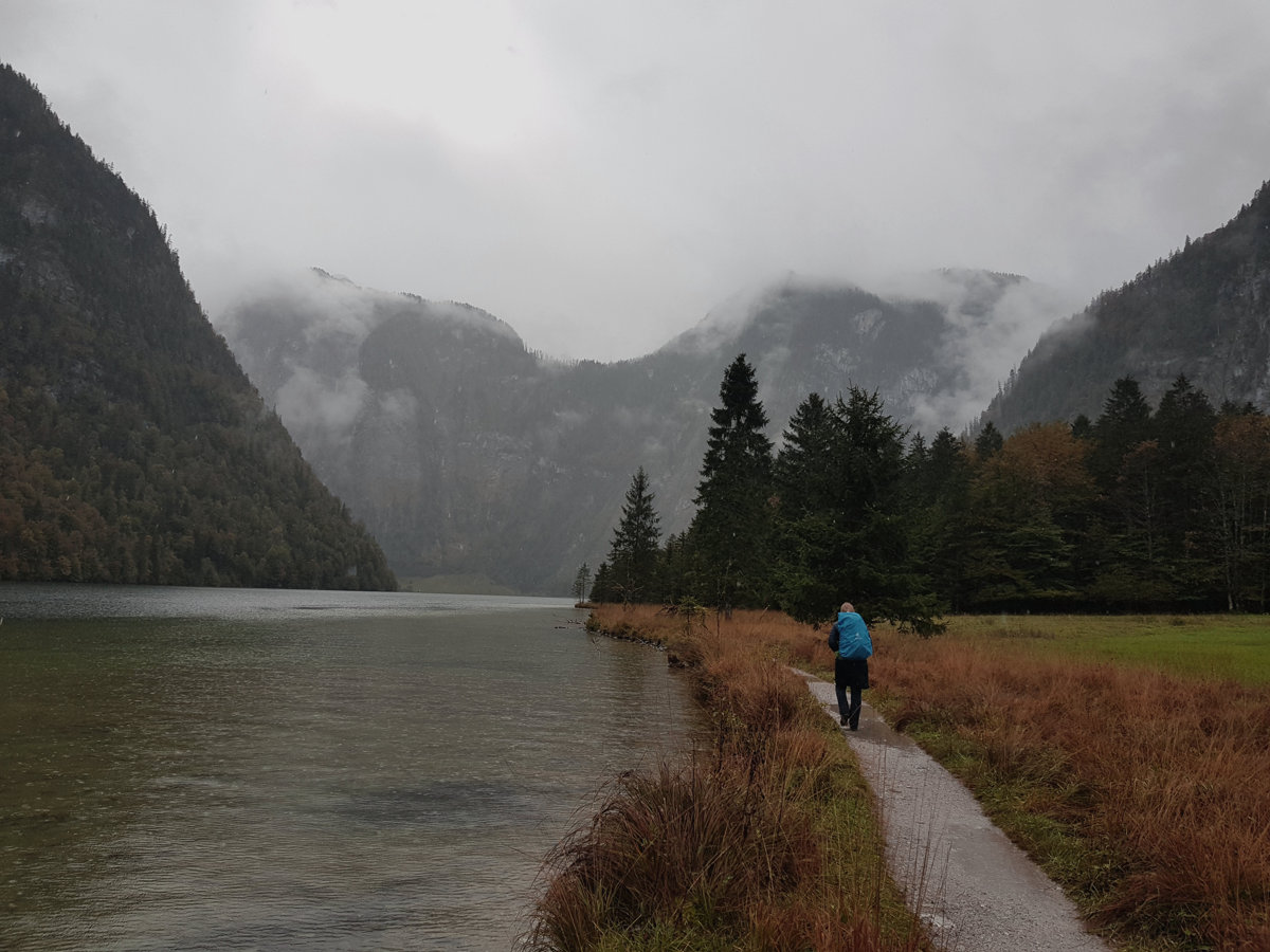 Von St. Bartholomä entlang des Königssees im Herbst