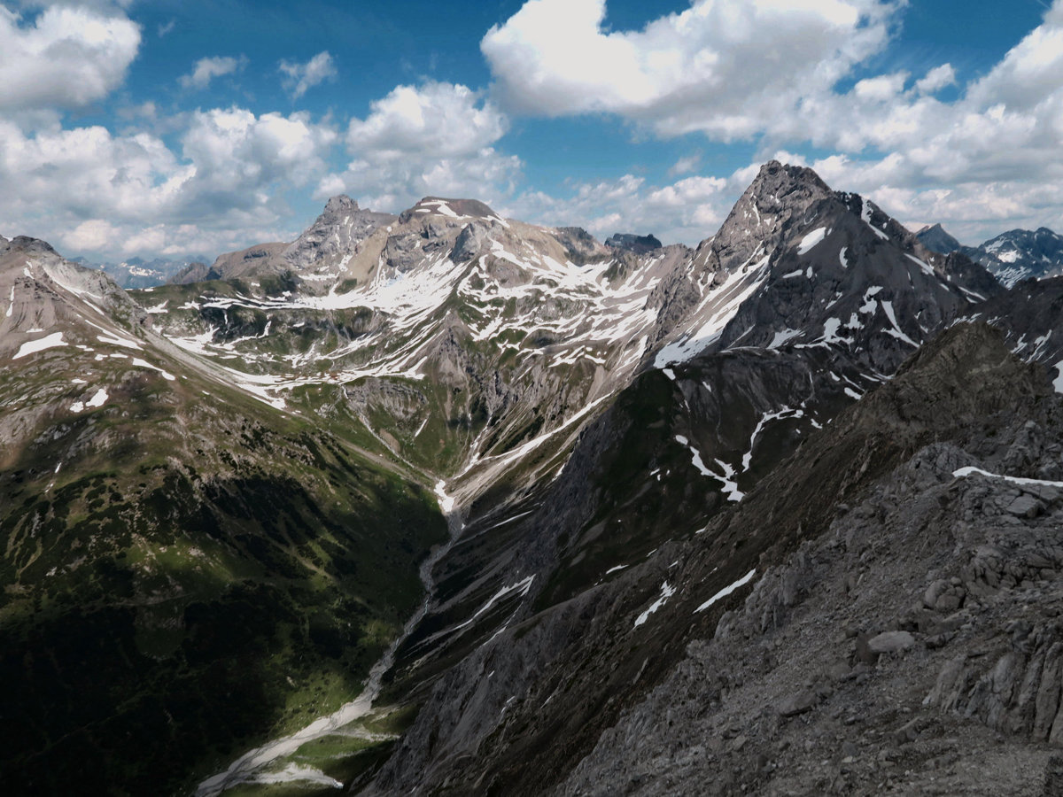 Blick auf Feuerspitze, Seespitze und Wetterspitze