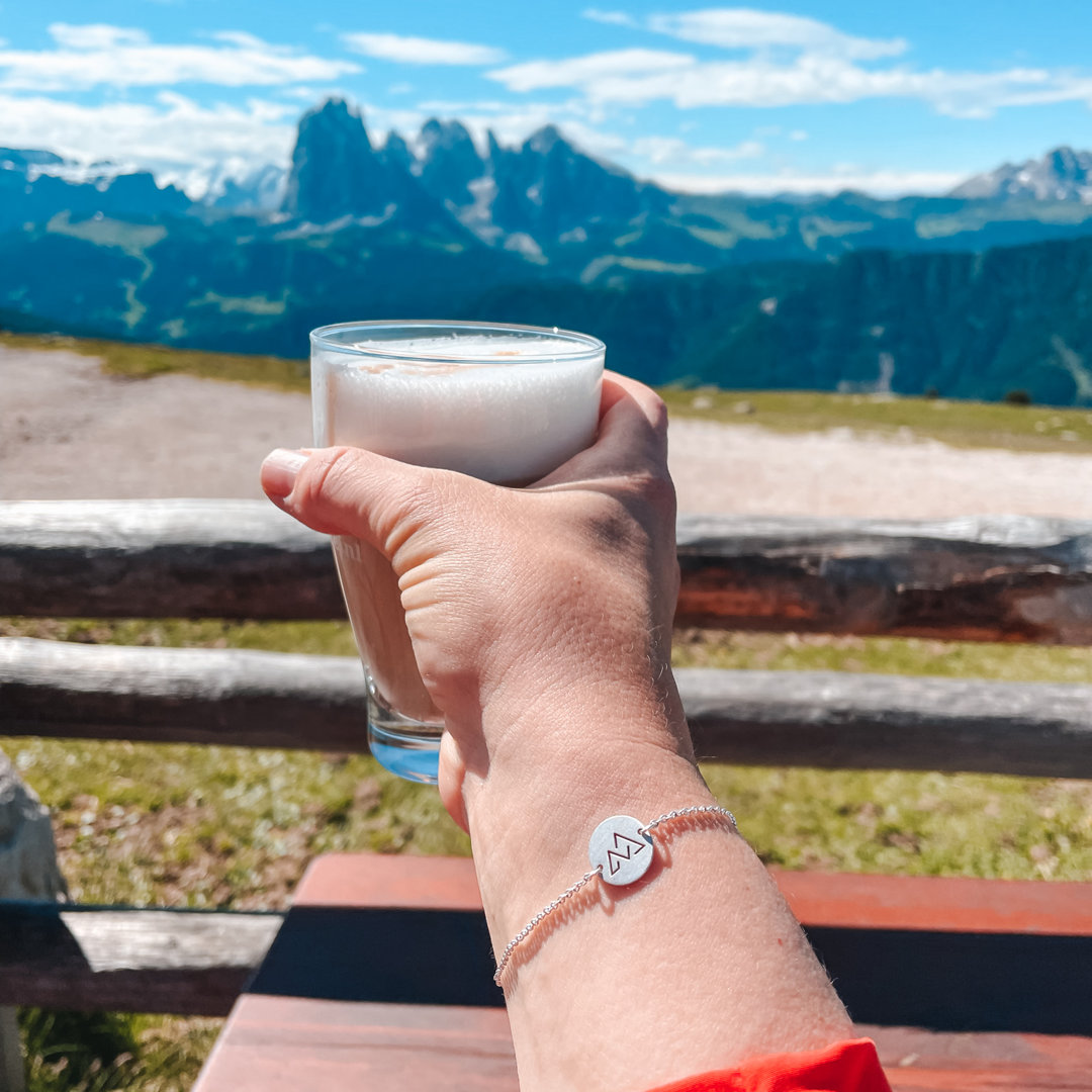 Direttissima Südtirol Göden 2022-09 webseite Direttissima Armband Silber Langkofel Kaffee Südtirol Dolomiten 2022 Webseite