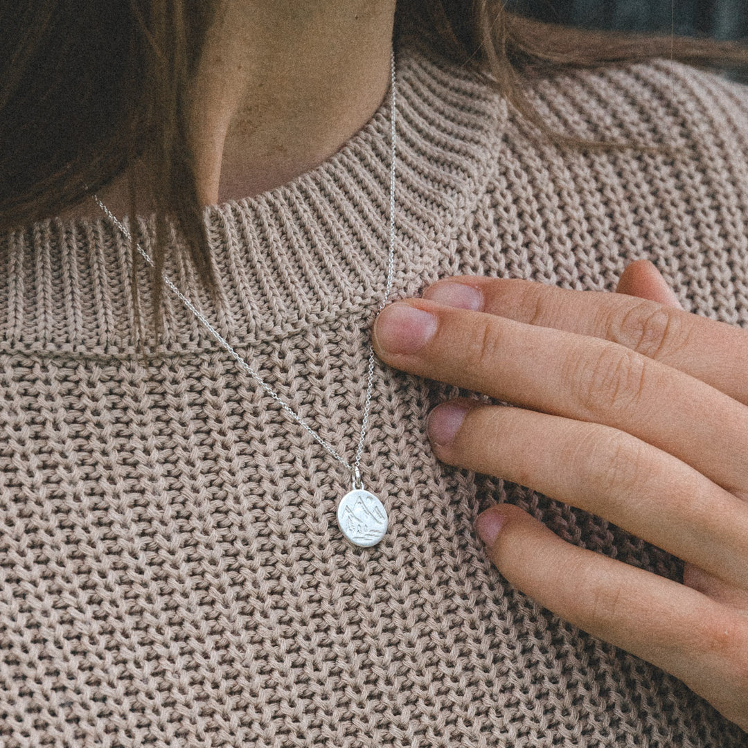 Wanderlust Kette Silber am Model Samuel Klein Webseite (2) Wanderlust Kette Silber am Model Samuel Klein Webseite (2)