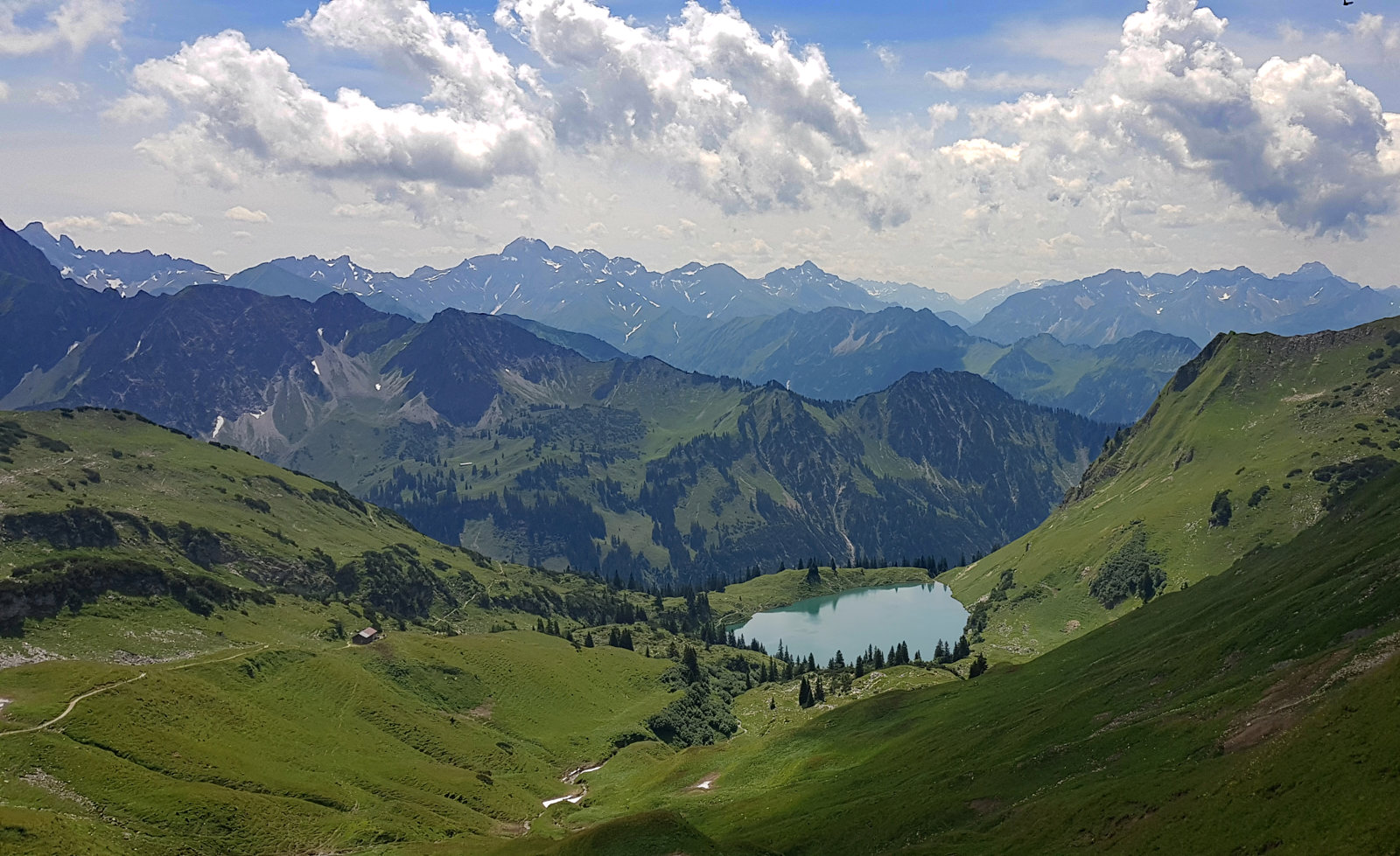 Oberhalb des Seealpsees auf dem Panoramaweg