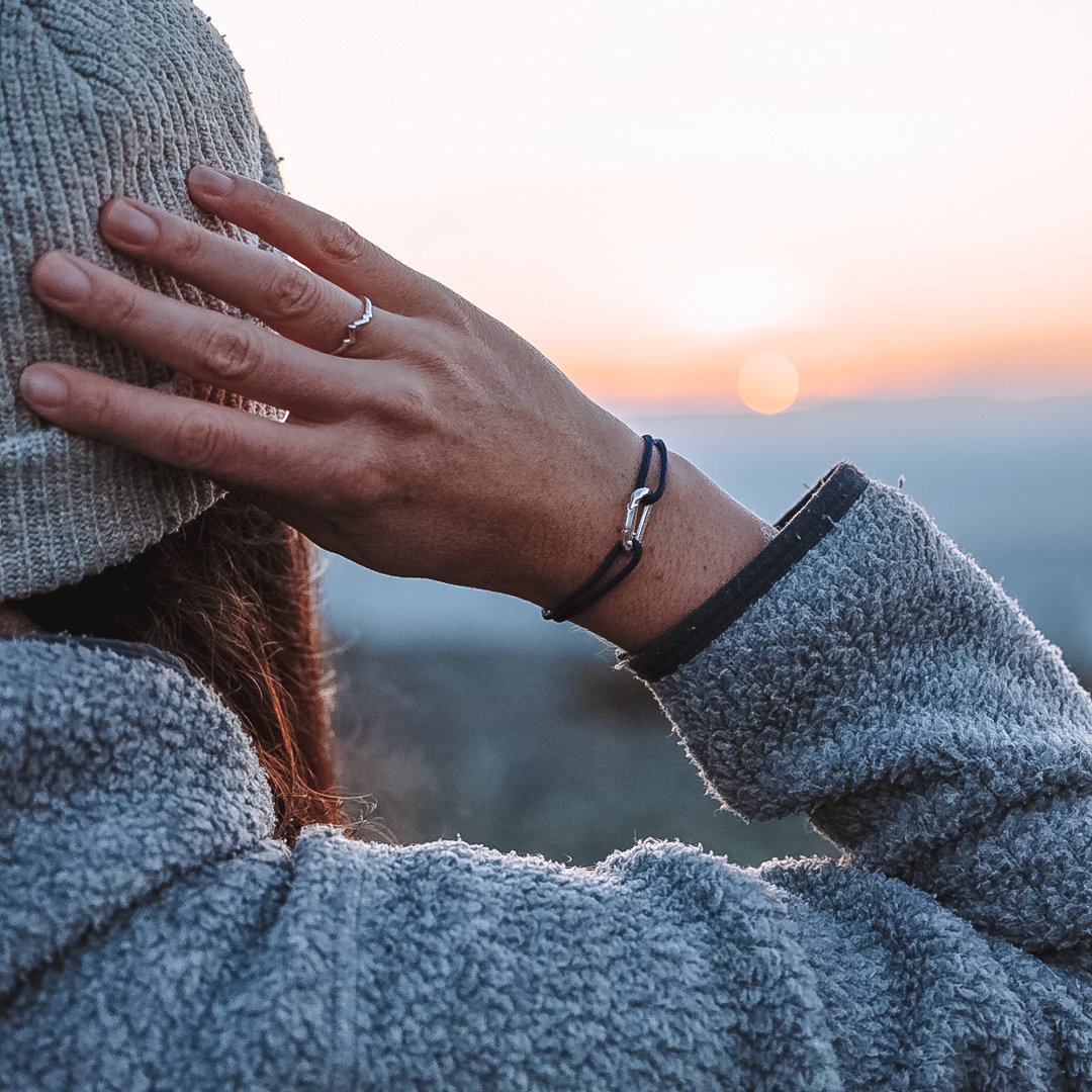 Karabiner Armband und Gipfelring 2022-08 Janine Webseite (1) Karabiner Armband und Gipfelring 2022-08 Janine Webseite (1)