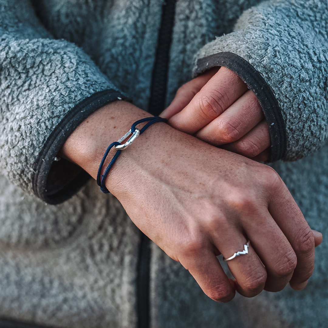 Karabiner Armband und Gipfelring 2022-08 Janine Webseite (2) Karabiner Armband und Gipfelring 2022-08 Janine Webseite (2)